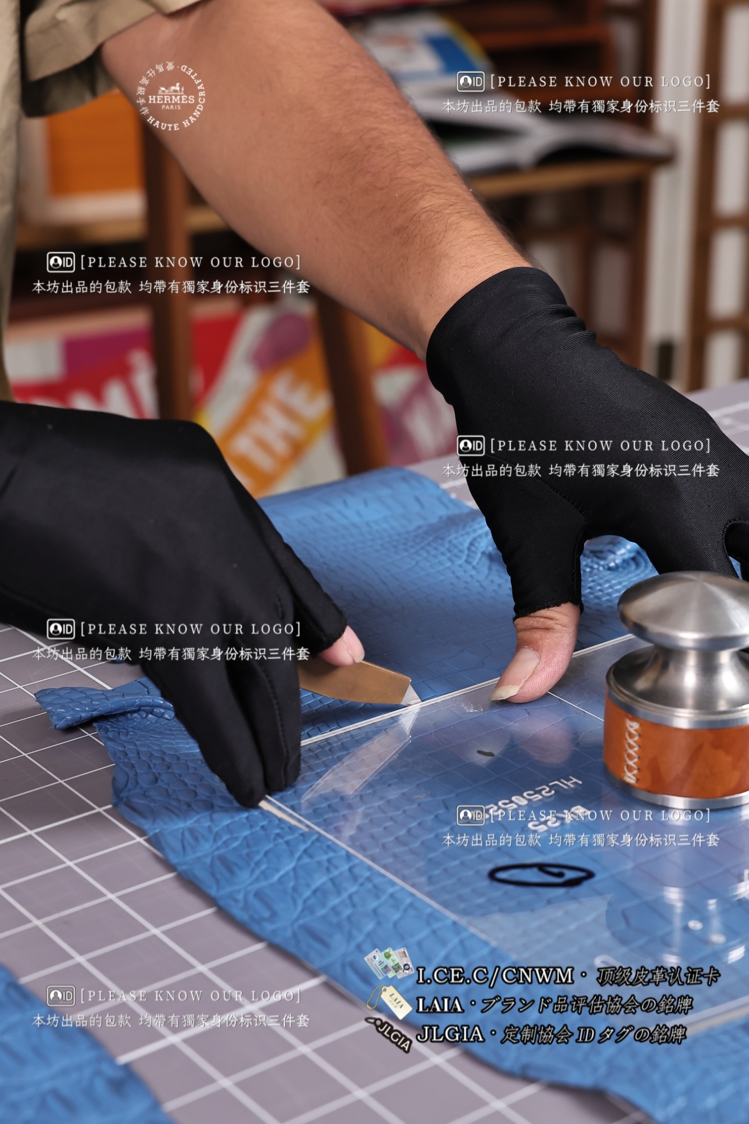🅗🅔🅡🅜🅔🅢 🅐🅡🅣 🅣🅘🅜🅔
「Aizome」古法用在鳄鱼皮上
爱马仕硬是让皮革「吃」进植物染液
每浸染一次需发酵7天
二十道工序才染出这抹Hanada蓝染色！
——————
The ancient method of "Aizome" is used on Porosus skin

H$RMÈ$ forced leather to "eat" into the plant dye.

Each immersion needs to be fermented for 7 days.

Twenty processes have been used to dye this Hanada blue dye!