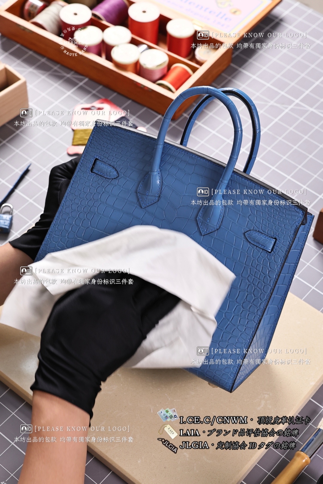 𝘽𝙄𝙍𝙆𝙄𝙉 𝟮𝟱 𝙋𝙊𝙍𝙊𝙎𝙐𝙎🐊湾鳄
手工定制精品©️鳄鱼皮专用护理
清洁/除尘/高端养护/服务
溯源级工艺质检标准 死磕品质的底气藏在清洁布褶皱里！

除尘→微纤维布轻压抛光→7道基础护理流程保养成色 随后按原版级质检 逐处比对刻印深浅、油边过渡流厚度一致性等等…
——————
High-end maintenance materials/services
Traceability-level process quality inspection standards. The bottom line of the quality is hidden in the folds of the cleaning cloth!

Dust removal → microfiber cloth light pressure polishing → 7 basic care processes to maintain the color, and then compare the engraving depth one by one according to the original quality inspection, the consistency of the thickness of the oil edge transition flow…etc.