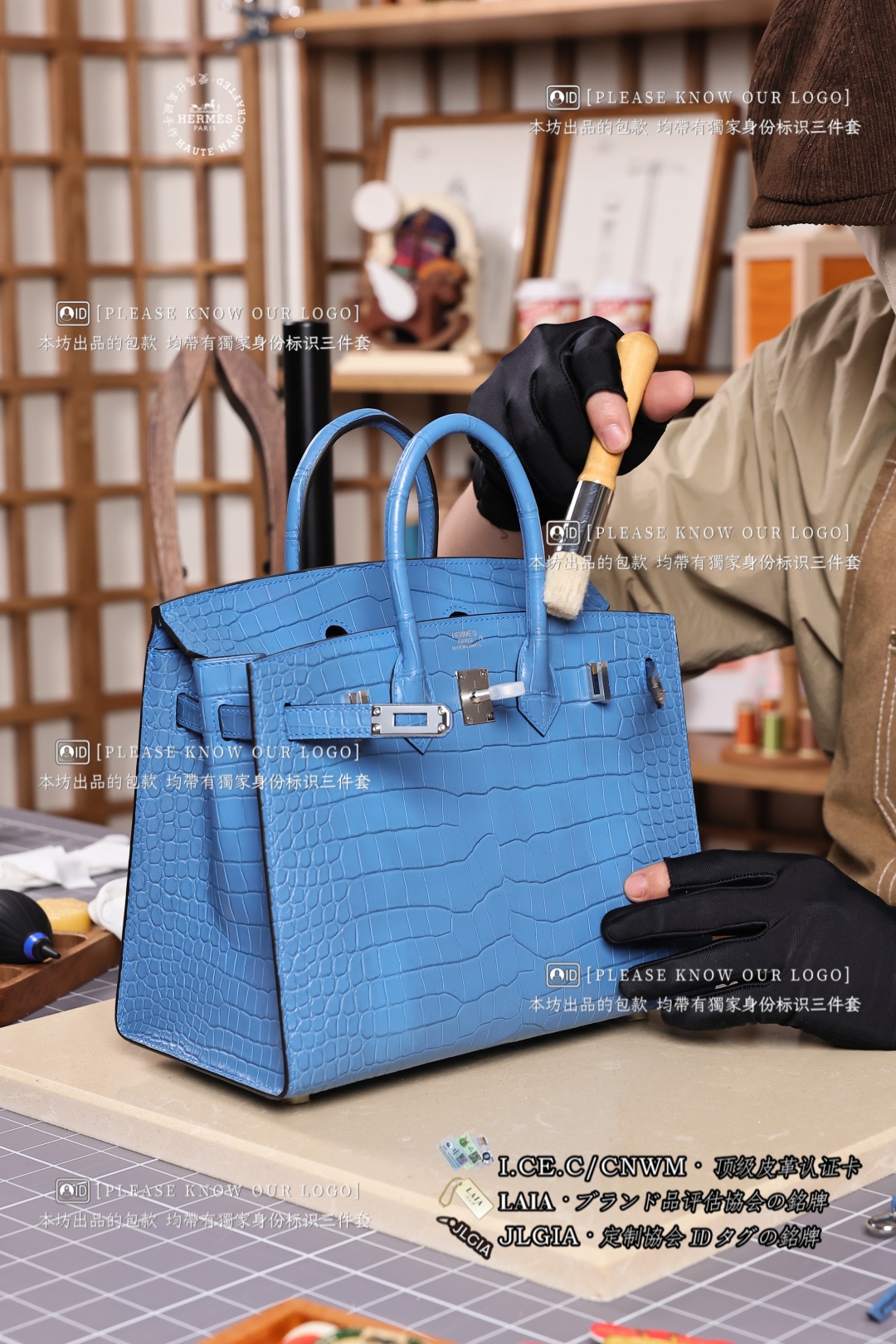 𝘽𝙄𝙍𝙆𝙄𝙉 𝟮𝟱 𝙋𝙊𝙍𝙊𝙎𝙐𝙎🐊湾鳄
在强光下 观察鳞片交界处积尘/膏体残留为首要淘汰项 鳄鱼皮清洁需专用工具 避免金属氧化污染皮面!
「发货附带独家标识三件套」
LAIAブランド品評估銘牌
JLGIA定制協会IDタグLabel銘牌
I.CE.C进口皮革🆔电子版/实物版
CAWC/CNWM🐊管理卡
——————
Under strong light, observing the accumulation of dust/paste residue at the junction of the scales is the first elimination item. Crocodile skin cleaning requires special tools to avoid metal oxidation pollution of the skin!
