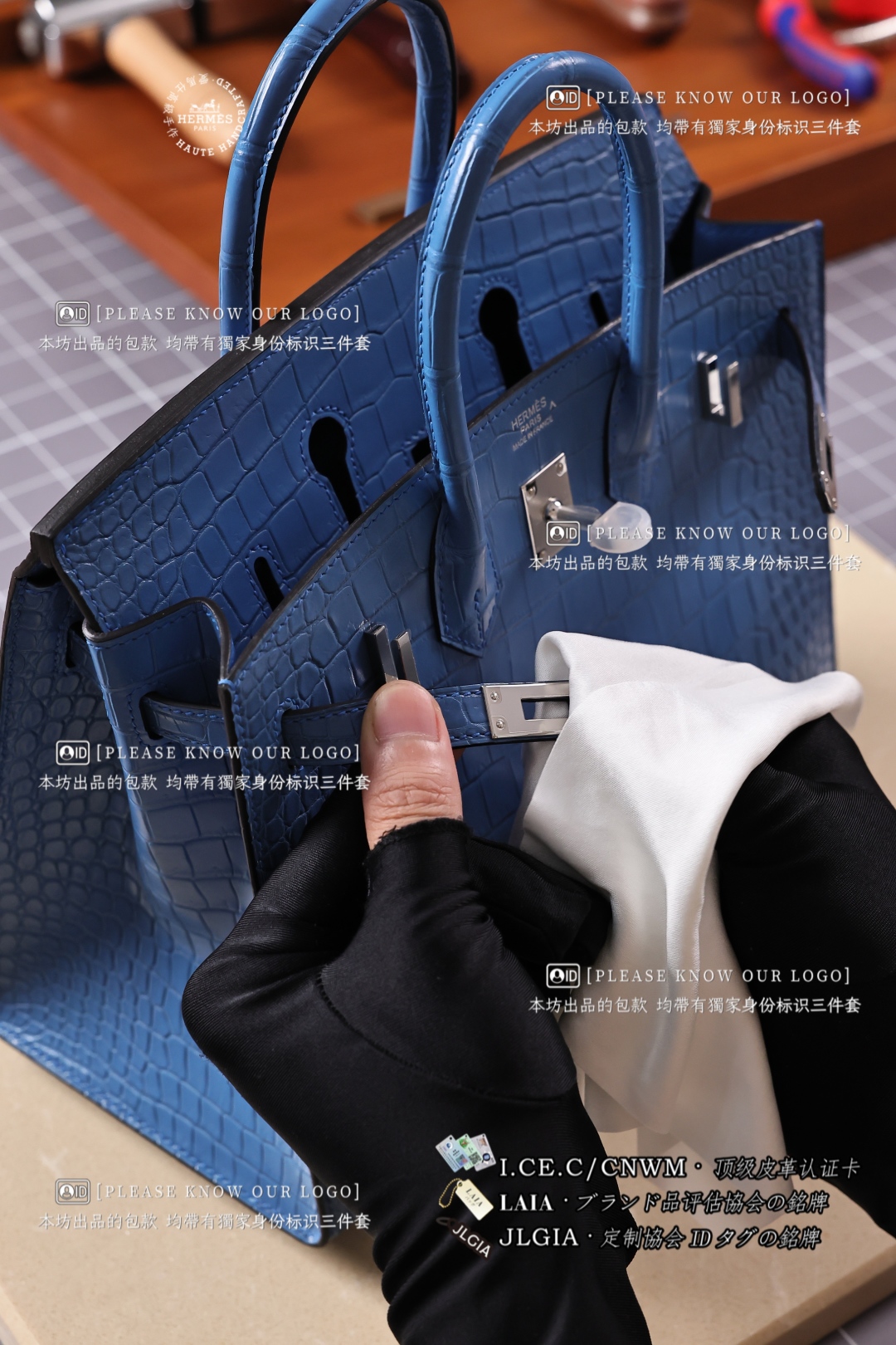 𝘽𝙄𝙍𝙆𝙄𝙉 𝟮𝟱 𝙋𝙊𝙍𝙊𝙎𝙐𝙎🐊湾鳄
在强光下 观察鳞片交界处积尘/膏体残留为首要淘汰项 鳄鱼皮清洁需专用工具 避免金属氧化污染皮面!
「发货附带独家标识三件套」
LAIAブランド品評估銘牌
JLGIA定制協会IDタグLabel銘牌
I.CE.C进口皮革🆔电子版/实物版
CAWC/CNWM🐊管理卡
——————
Under strong light, observing the accumulation of dust/paste residue at the junction of the scales is the first elimination item. Crocodile skin cleaning requires special tools to avoid metal oxidation pollution of the skin!