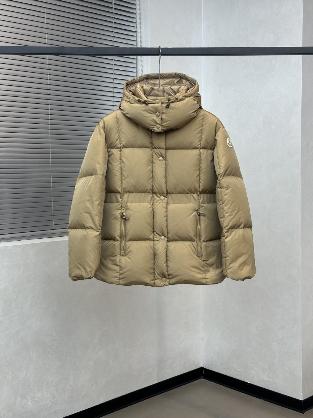 P530 Moncler/盟可睐 蒙口 Agneux Square-Quilted Hooded Short Down Jacket 衬衫拉链短款长袖羽绒服 女款
Agneux Square-Quilted Hooded Short Down Jacket女款衬衫拉链短款长袖羽绒服,是该品牌冬季的一款精致单品。
• 材质:外套采用再生尼龙材质,具有防水性能和闪亮的缎面光泽,内衬为100%尼龙,填充料为90%白鸭绒和10%羽毛,保暖性能优良。
• 设计特点:采用方形绗缝设计,搭配可拆卸和可调节的连帽,领口和袖口设计贴合人体,保暖性好。衣服正面有拉链和按扣双重闭合,方便穿脱,腰部配有弹性腰带,可塑造女性的柔美身形,同时设有拉链口袋,便于存放物品。
• 尺码与版型:该款为常规版型,肩部修身,腰部和臀部呈喇叭形,模特身高176cm,穿着0码,衣长(从领口到下摆)为67cm。
• 价格与颜色:在不同地区价格略有差异,如在保加利亚售价为3940列弗,在英国售价为1640英镑,有米色、黑色等颜色可选。
