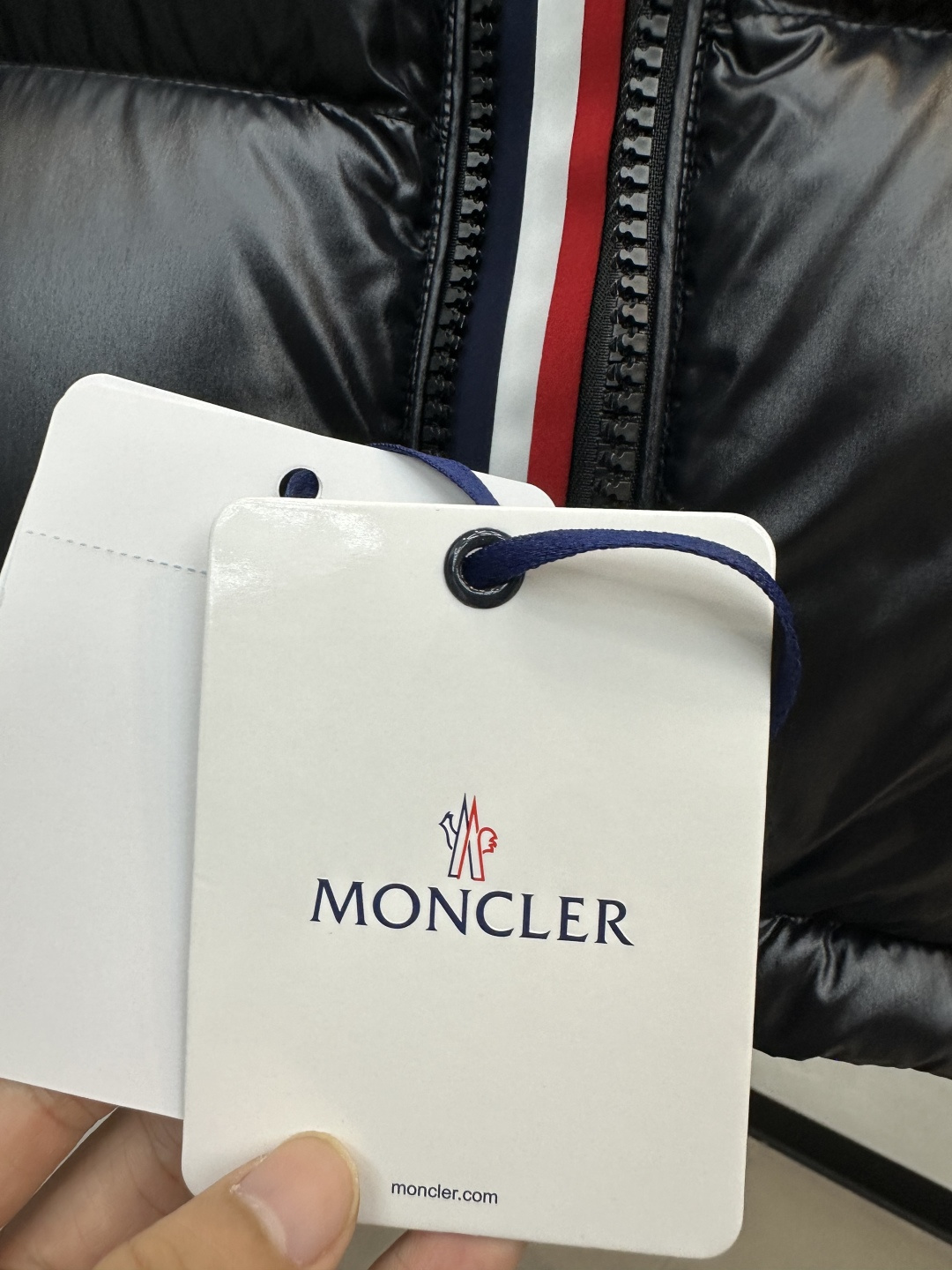 Moncler盟可睐 蒙口 三色彩条三色织带 Montbeliard系列 雪山鸭绒滑雪季 纯色连帽短款保