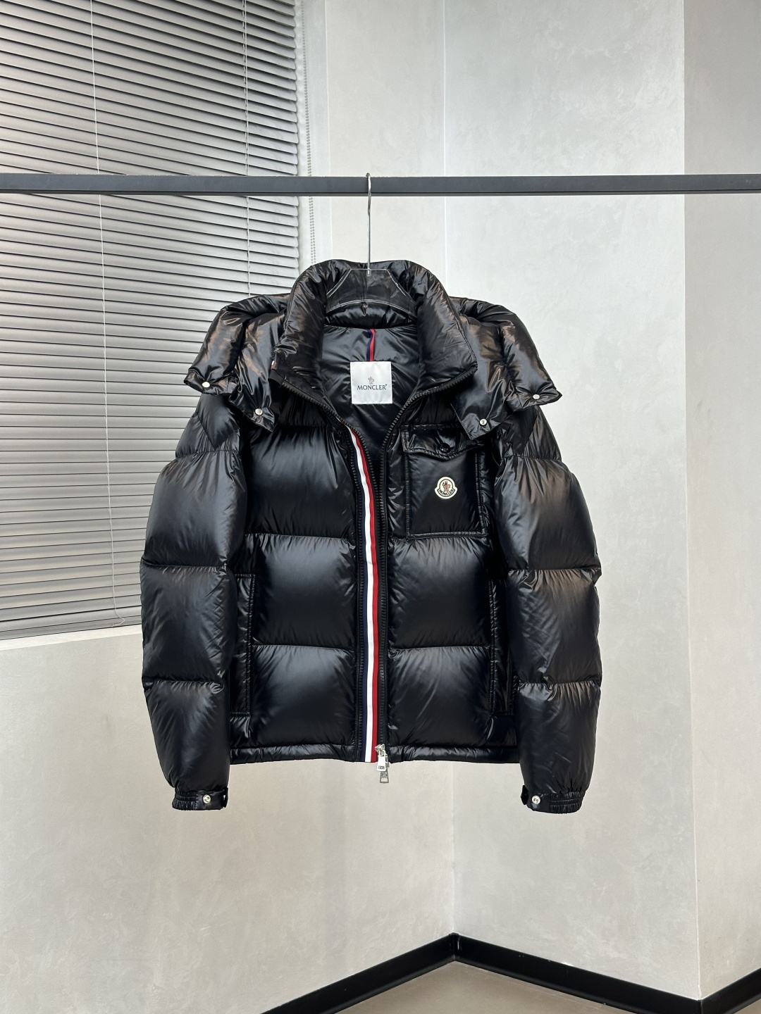 Moncler盟可睐 蒙口 三色彩条三色织带 Montbeliard系列 雪山鸭绒滑雪季 纯色连帽短款保