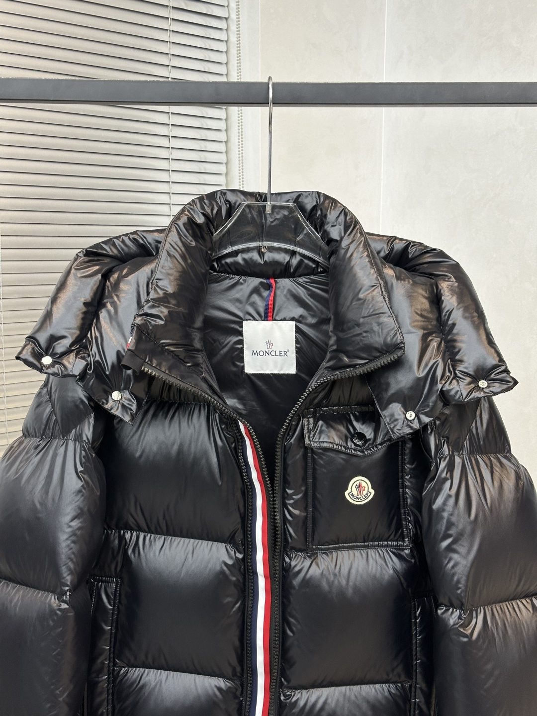 Moncler盟可睐 蒙口 三色彩条三色织带 Montbeliard系列 雪山鸭绒滑雪季 纯色连帽短款保