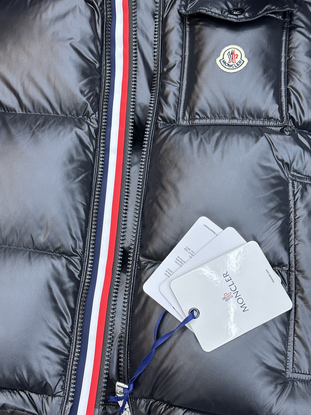 Moncler盟可睐 蒙口 三色彩条三色织带 Montbeliard系列 雪山鸭绒滑雪季 纯色连帽短款保