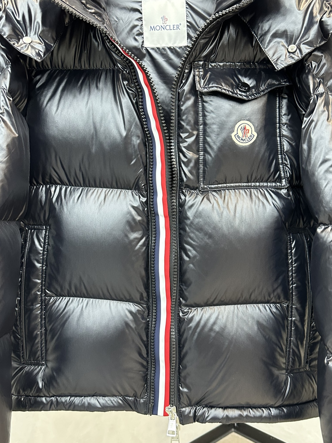 Moncler盟可睐 蒙口 三色彩条三色织带 Montbeliard系列 雪山鸭绒滑雪季 纯色连帽短款保