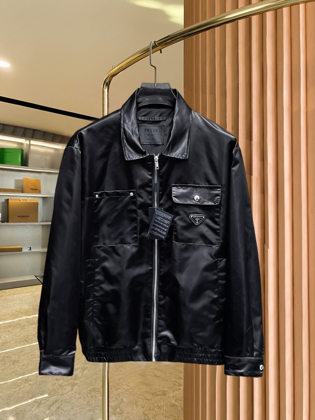 NO:521856,Prada's same model on the official website, released in advance!  2025 spring new men's jacket, original single three-standard full high-end version!  Customized fabrics for counters are breathable and comfortable, with impeccable details, and the brand element design concept reflects high quality. The feel is delicate and soft!  It is casually cut, with a great upper body style!  Count M~3XL order to report height and weight.,,prada,jackets & coats,jackets & coats,alexander wang19860909普拉达 官网同款,提前发售！2025春季新款男士夹克外套,原单三标齐全高端版本！专柜定制面料 透气舒适度高,细节无可挑剔,品牌元素设计理念,体现高品质.手感细腻柔软！呈现休闲裁剪,上身版型超赞！码数M～3XL下单报身高体重.,,prada,jackets & coats,jackets & coats,alexander wang,Men's clothing