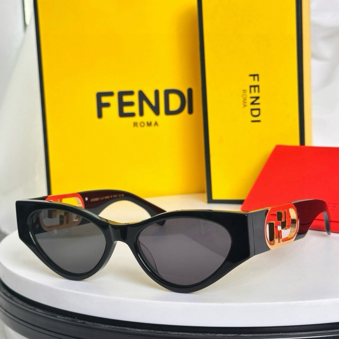 ‼️齐色FENDL FE40049 醋酸纤维O’Lock眼镜。金色金属镜腿，饰有超大O'Lock标志