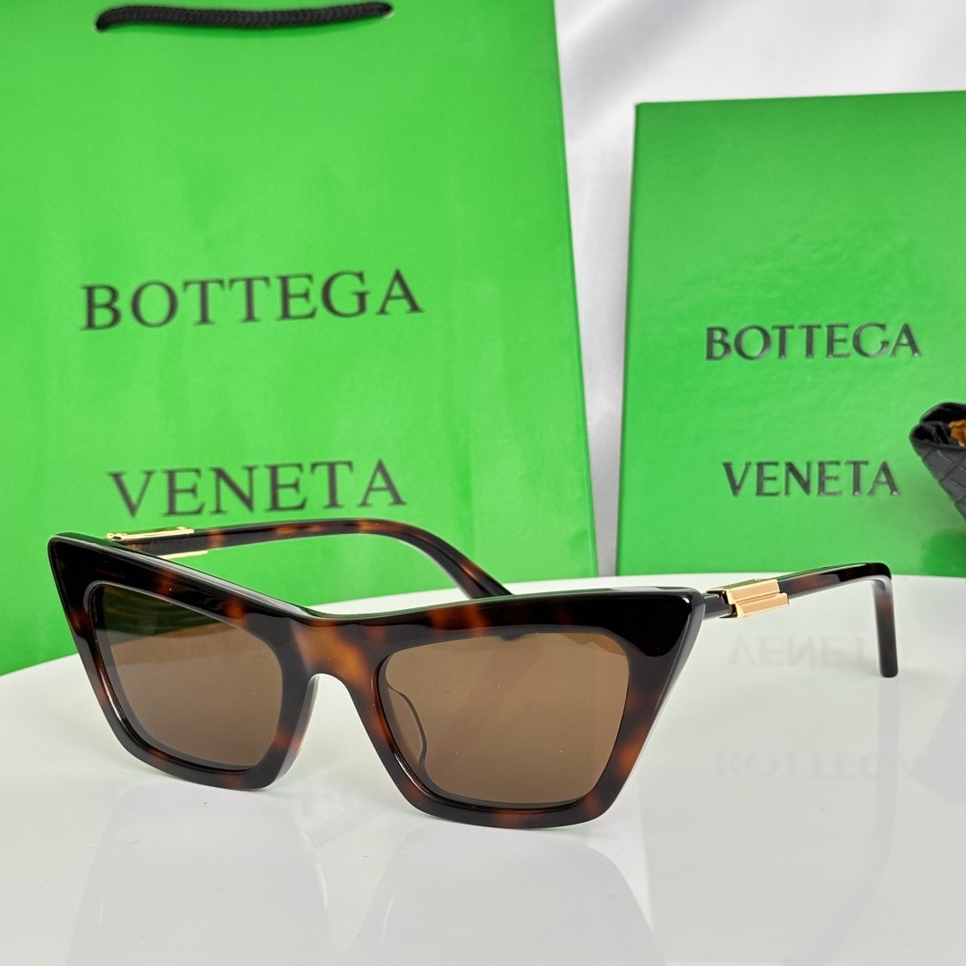‼️Bottega Venet*太阳镜，尽显永恒优雅。醋酸纤维方形猫眼镜框，搭配多种颜色镜片，相得益彰，