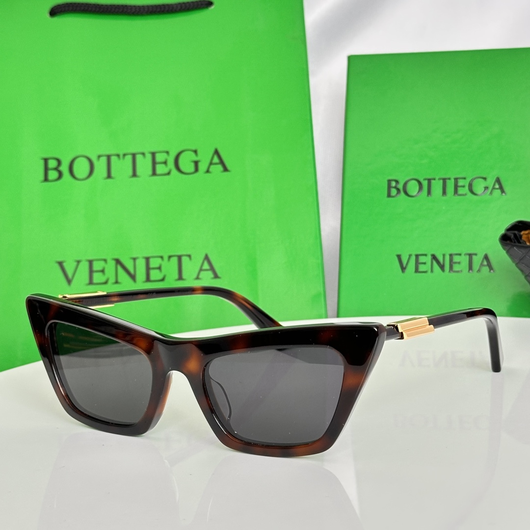 ‼️Bottega Venet*太阳镜，尽显永恒优雅。醋酸纤维方形猫眼镜框，搭配多种颜色镜片，相得益彰，