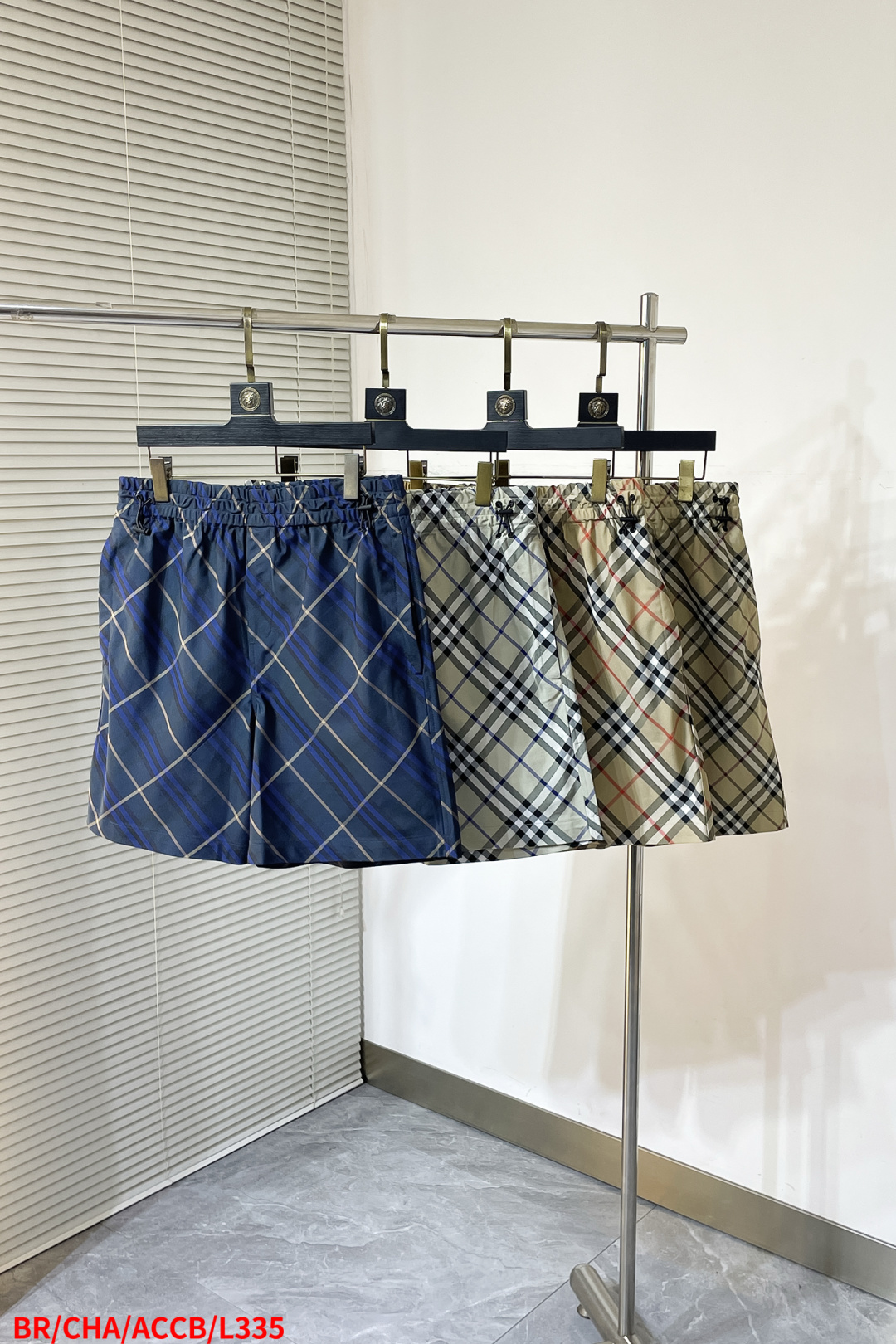NO:432214,L335 BR Burberry 25ss new drawstring shorts, made of Italian worsted twill fabric, decorated with Burberry check and Equestrian Knight logo (EKD) decals. It is a casual style and has a zippered pocket for safe storage of items. S.M.L.XL. Three standards are complete, burberry, burberry, shorts, alexander wang19860909L335 BR 巴宝莉 25ss新款抽绳短裤,选用意大利精纺斜纹面料打造,装饰 Burberry 格纹和马术骑士徽标（EKD）贴花.呈现休闲版型,设有拉链口袋,便于安全存放物品. 码数S.M.L.XL. 三标齐全,,burberry,burberry,shorts,alexander wang,Men's clothing