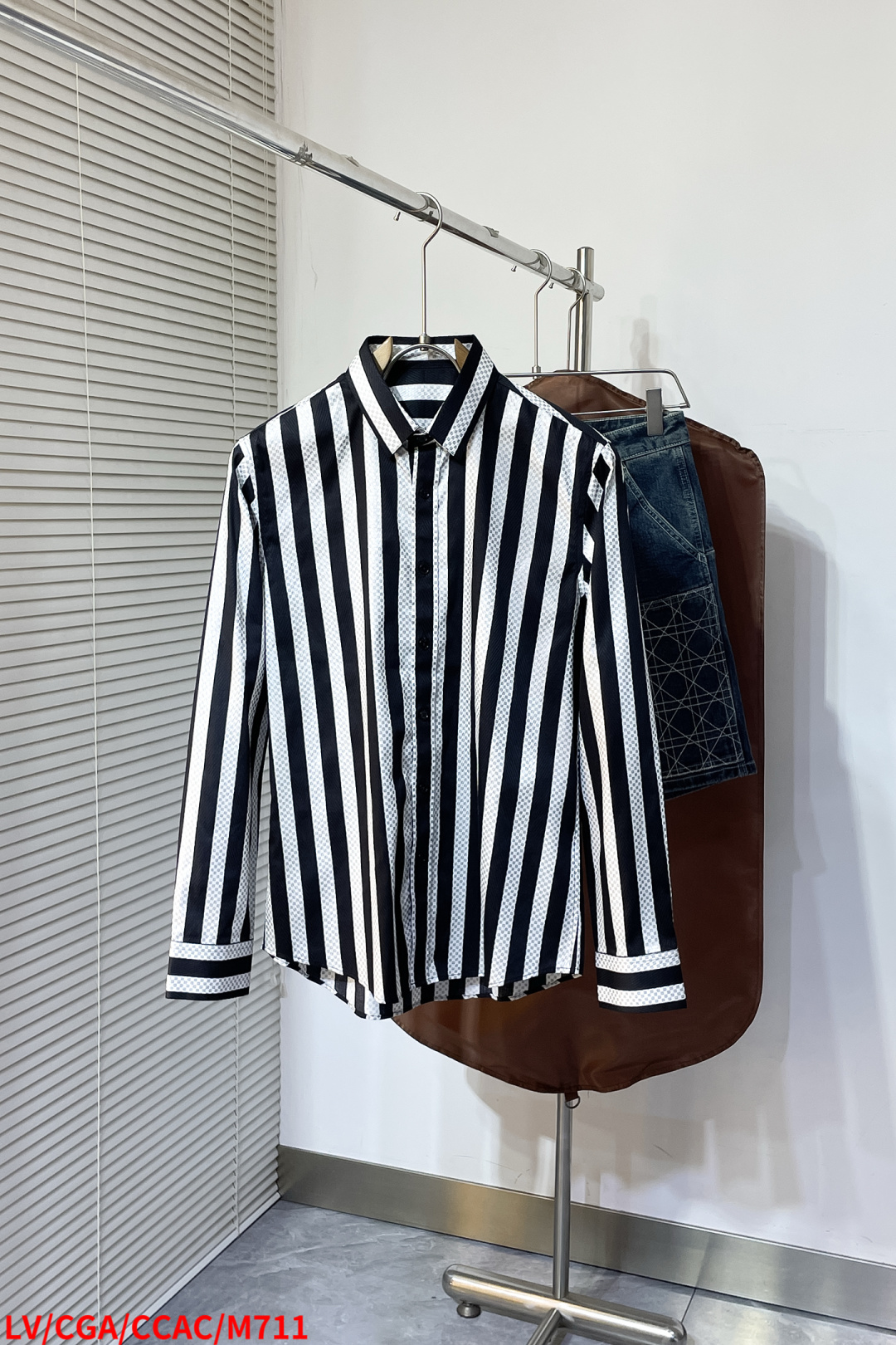 NO:734550,M711 LV Louis Vuitton's latest men's must-have short-sleeved shirt, natural cotton, comfortable and breathable, original goods, original fabric, soft and comfortable, high-end and luxurious upper body, enough class for the scene, this shirt is proud to make you satisfied and decent! Size 38-42 black and white 2 colors (double jump code) is too small. Next day,, louis vuitton, louis vuitton, shirts, T-shirt,19860909M711 LV路易威登 最新款男士必备款短袖衬衫,天然棉,舒服透气,原单狠货,原版面料,柔软舒适,上身高端又奢华,足够场面的档次,这款衬衫无不骄傲的让你满意有面子! 尺码38-42 黑白2色（双跳码）偏小 隔天,,louis vuitton,louis vuitton,shirts,T-shirt,,Men's clothing