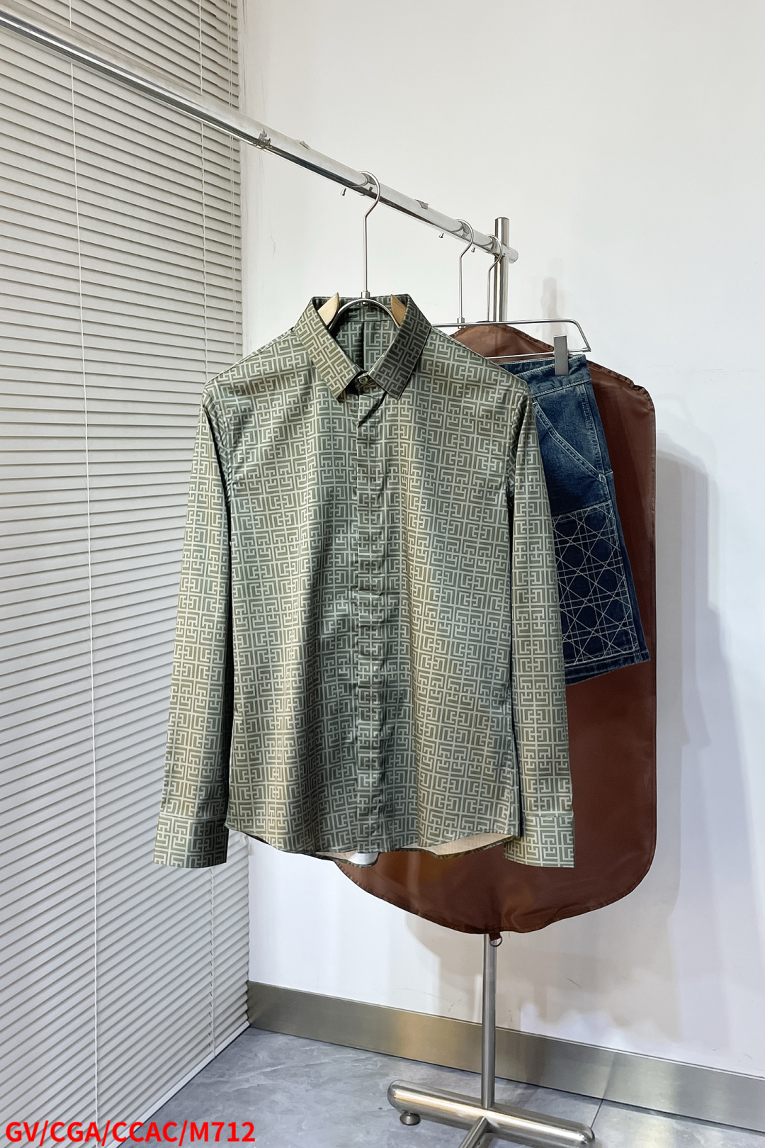 NO:734545,M712 GV Givenchy The latest men's must-have short-sleeved shirt, natural cotton, comfortable and breathable, original goods, original fabric, soft and comfortable, high-end and luxurious upper body, enough for the scene, this shirt will make you proud and satisfied! Size 38-42, black and white 2 colors (double jump code) is too small. Next day,,givenchy,shirts,T-shirt,19860909M712 GV纪梵希 最新款男士必备款短袖衬衫,天然棉,舒服透气,原单狠货,原版面料,柔软舒适,上身高端又奢华,足够场面的档次,这款衬衫无不骄傲的让你满意有面子! 尺码38-42 黑白2色（双跳码）偏小 隔天,,givenchy,shirts,T-shirt,,Men's clothing