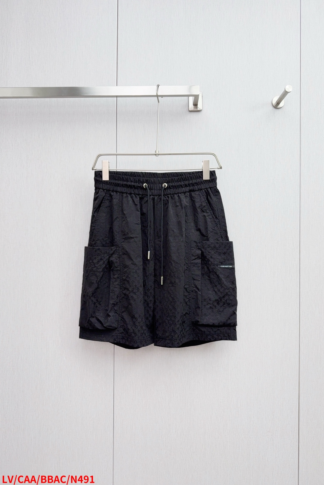 NO:432192,N491 LV black shorts, a collision of print and practical fashion!  The black base is paired with classic LV prints, which is low-key and luxurious, and full of fashion. The drawstring design is easy to adjust and comfortable to wear. The large pockets on both sides not only add practicality, but also add a bit of cool feeling to the overall shape. The fabric has first-class texture, light and breathable, M-3XL,, louis vuitton, shorts, alexander wang19860909N491 LV 黑短裤,印花与实用的时尚碰撞！黑色的基底搭配经典的LV印花,低调中透着奢华,时尚感拉满. 抽绳设计方便调节,穿着舒适自在.两侧大大的口袋,不仅增加了实用性,还为整体造型增添了几分工装风的酷感.面料质感一流,轻盈又透气,M-3XL,,louis vuitton,shorts,alexander wang,Men's clothing