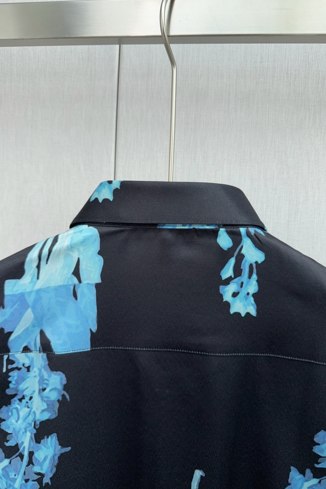 “McQueen Spring Man Shirt: Luxury One-Size Comfort in Natural Cotton Fabric” - 图片 9