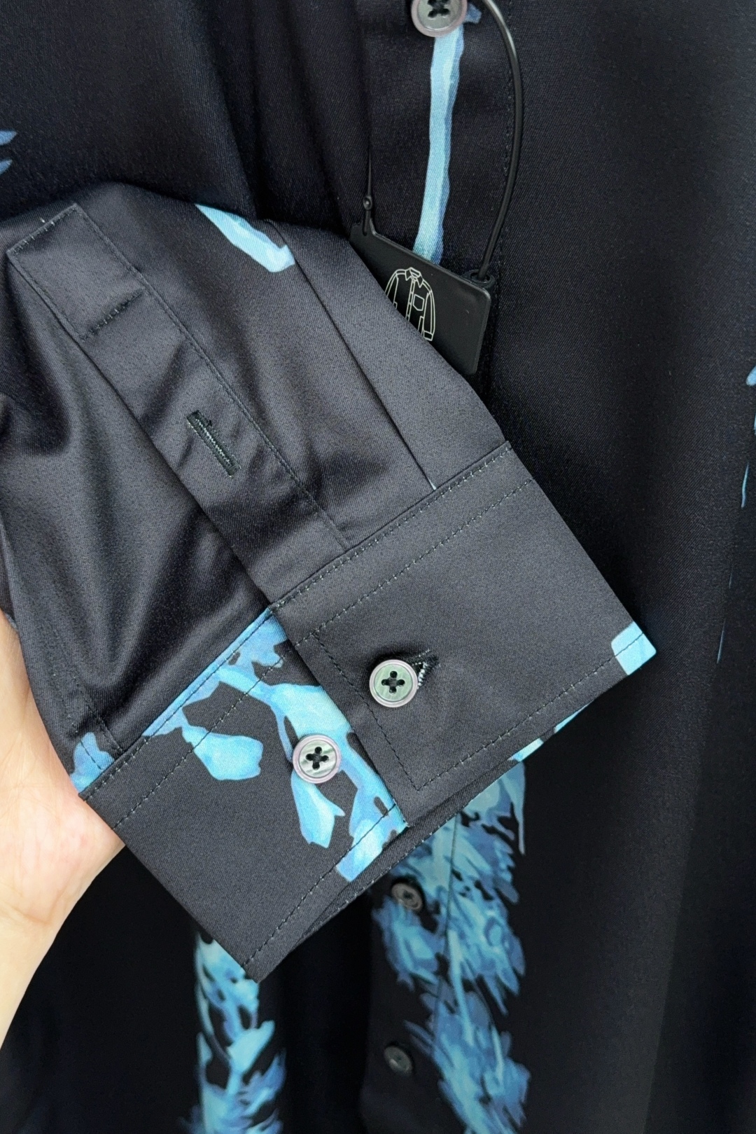 “McQueen Spring Man Shirt: Luxury One-Size Comfort in Natural Cotton Fabric” - 图片 7