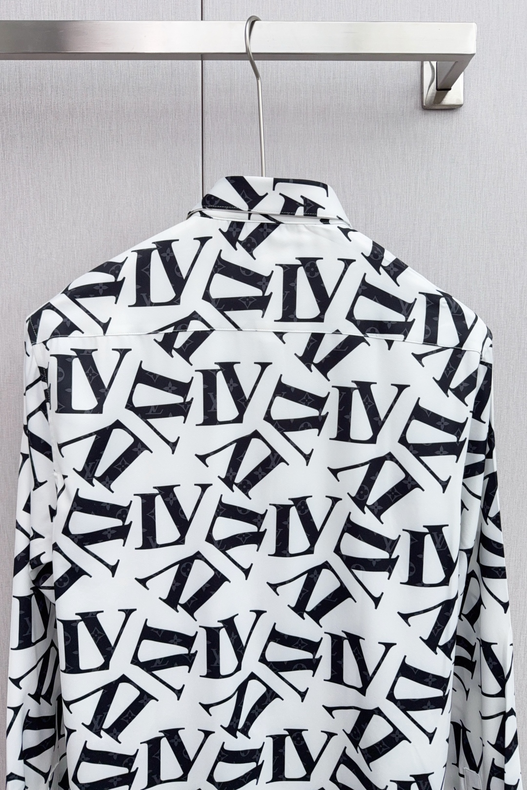 Luxurious Natural Cotton Shirt: Valentino’s Spring Must-Have for Men. - 图片 8