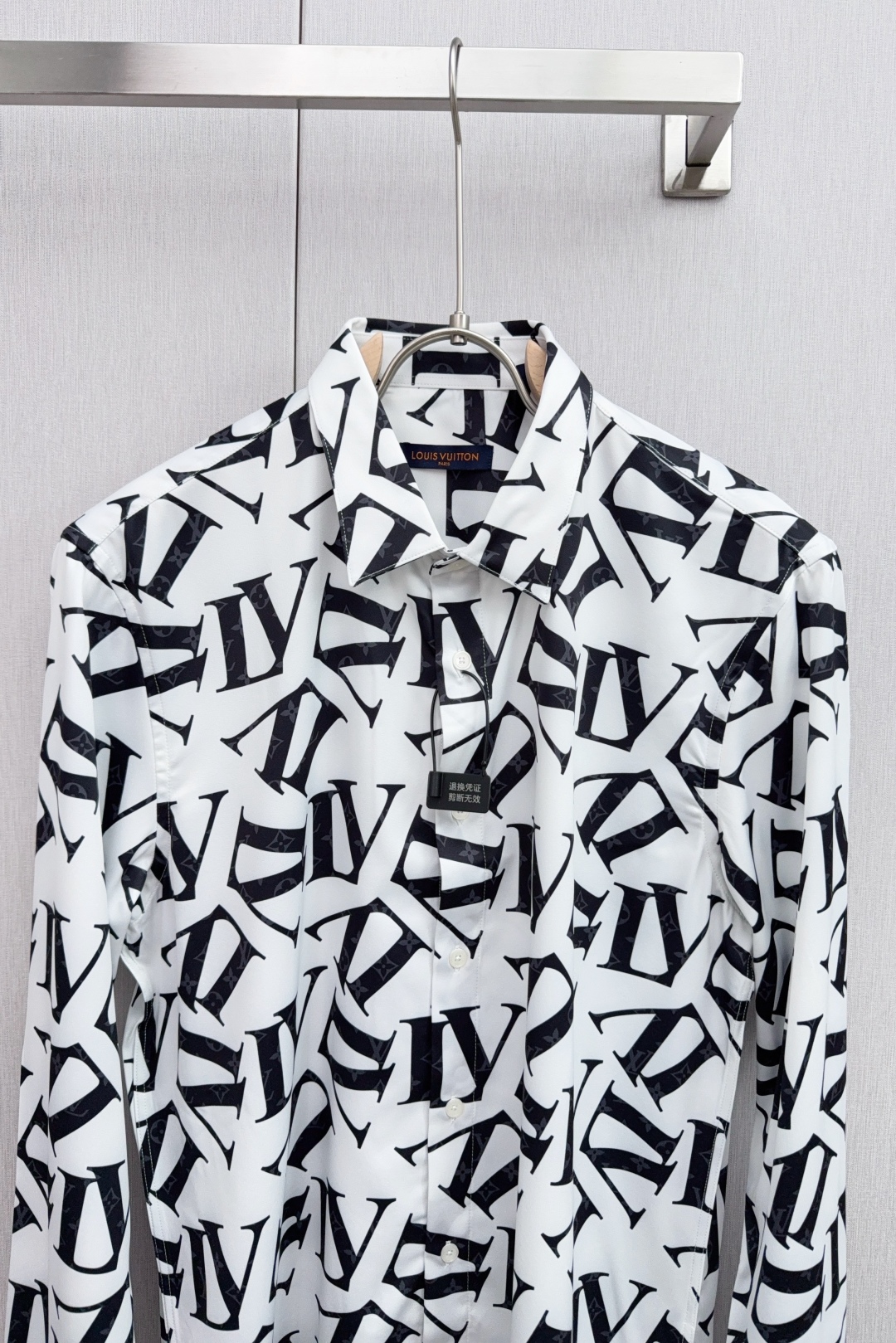 Luxurious Natural Cotton Shirt: Valentino’s Spring Must-Have for Men. - 图片 3