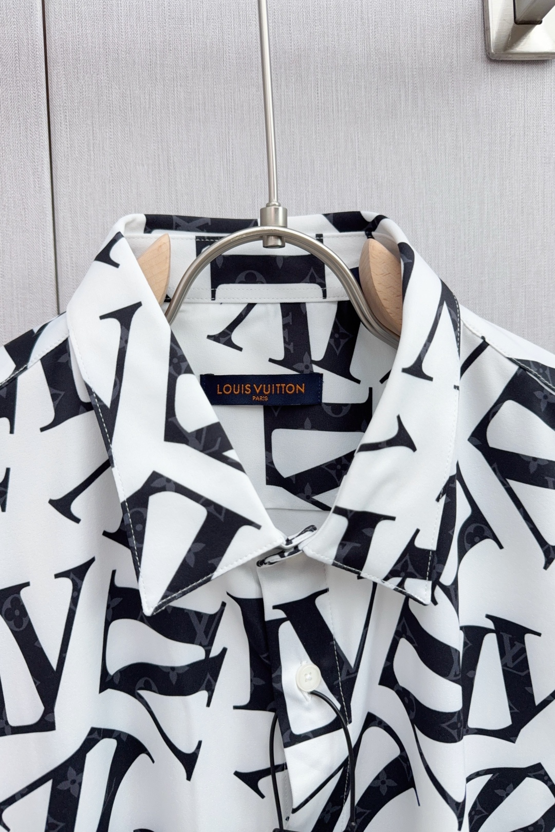 Luxurious Natural Cotton Shirt: Valentino’s Spring Must-Have for Men. - 图片 4