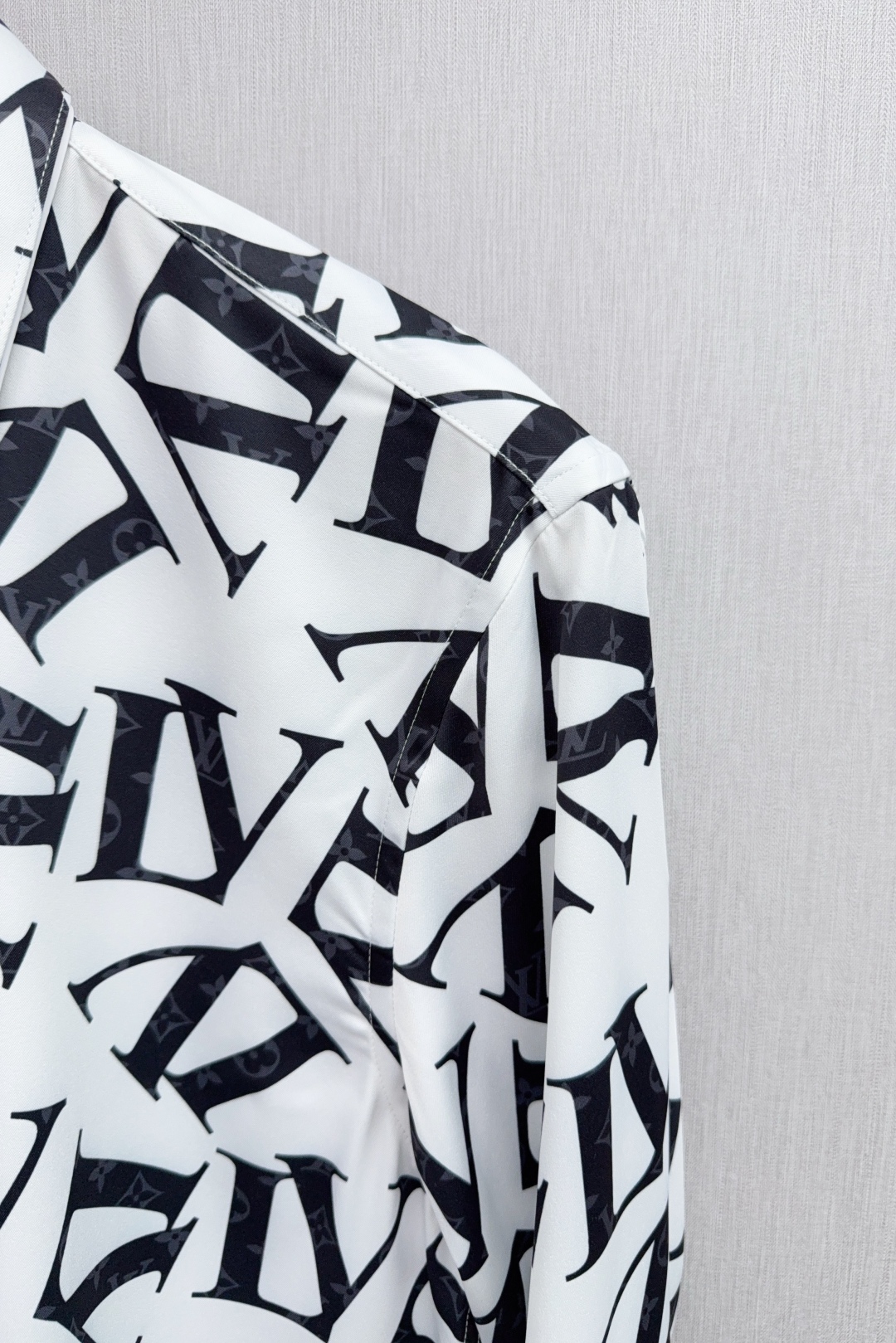Luxurious Natural Cotton Shirt: Valentino’s Spring Must-Have for Men. - 图片 5