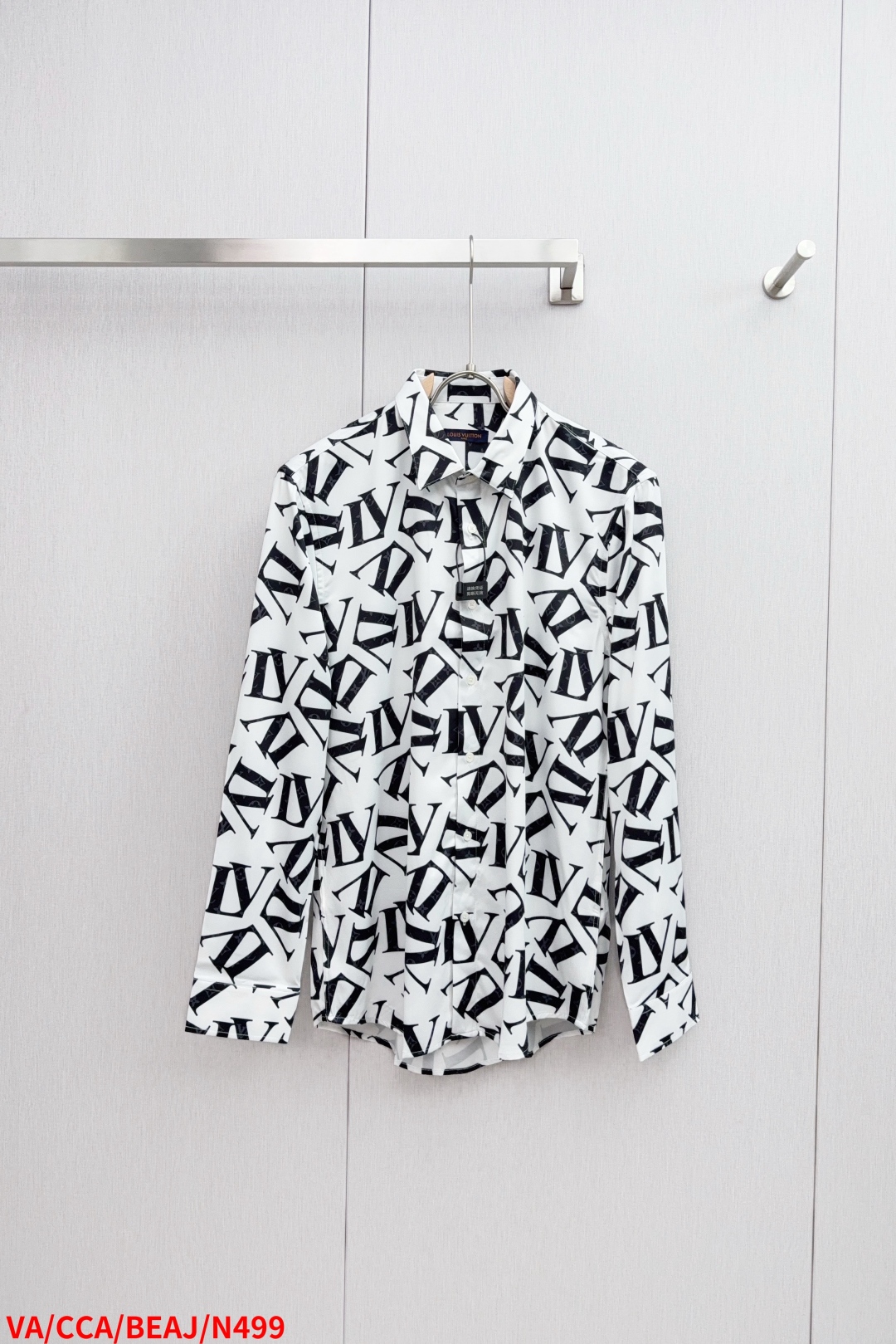 Luxurious Natural Cotton Shirt: Valentino’s Spring Must-Have for Men. - 图片 1