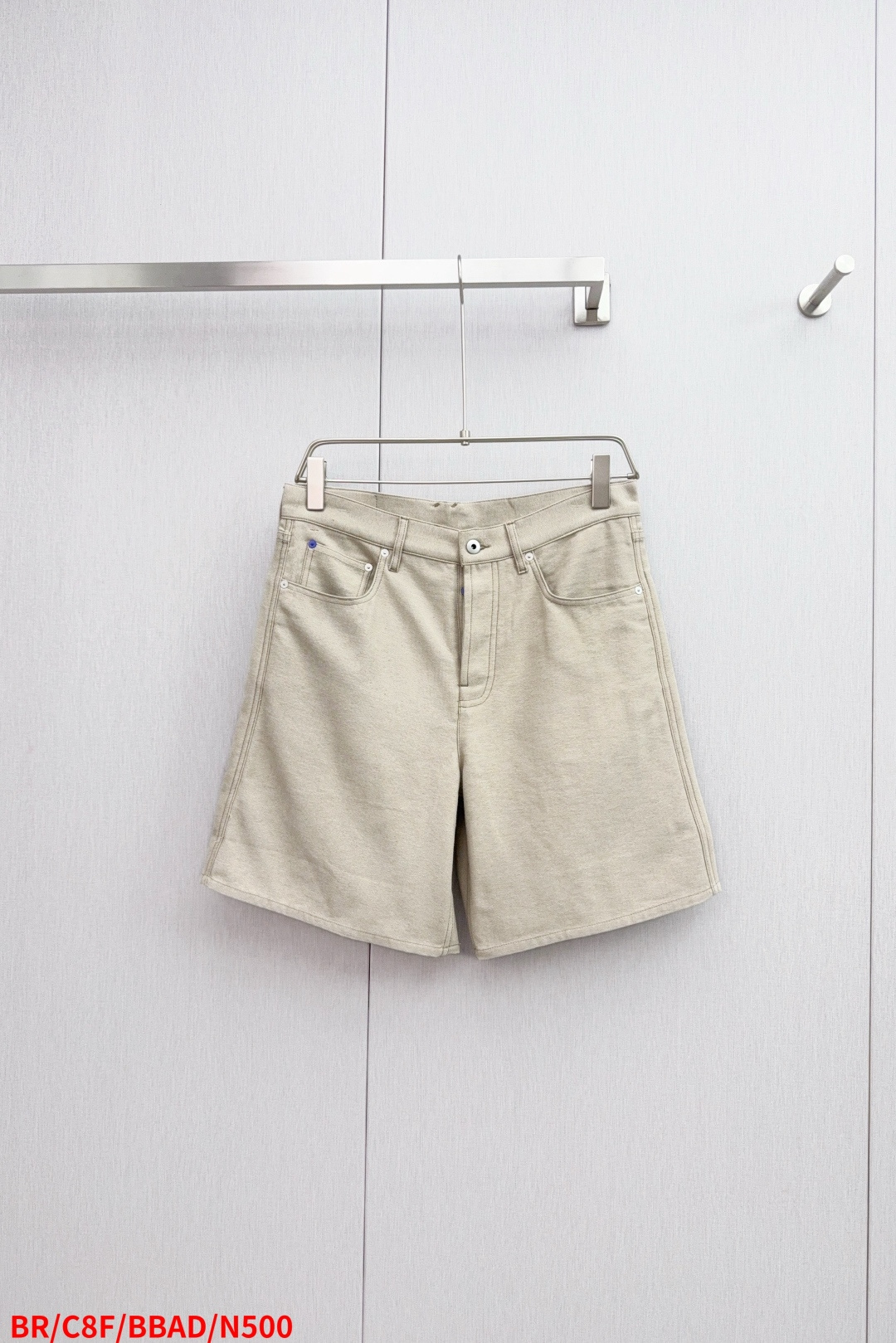 NO:429813,N500 BRBurberry 2025ss New Twill Cotton War Horse Logo Denim Shorts Washing Process to create a light khaki retro feel without color discoloration. The flip pocket on the chest is matched with the printed war horse logo to show low-key luxury. The blue sign on the back waist is lit up. The layered and fashionable feeling. Matched with the same series button straight skirt. The printed blue label echoes. Highlights the casual temperament. Easy to wear and express fashionable and good proportions. The set is more coordinated and advanced. Fashionable and fashionable. Customized surface accessories. The correct version. Size S M L XL. Three standards are complete,,burberry,burberry, skirts, shorts,alexander wang.19860909N500 BRBurberry 巴宝莉 2025ss 新款斜纹棉战马徽标牛仔短裤 水洗工艺处理 打造不串色脱色的浅卡其色复古感 胸前翻盖口袋搭配印花战马徽标 彰显低调奢华感 后腰蓝色标牌点亮 层次感时尚感 搭配同系列纽扣直筒半裙 印花蓝标呼应 突出休闲气质 轻松穿出时髦好比例 成套穿搭更为协调高级 时髦洋气 定制面辅料 认准版本 尺码S M L XL 三标齐全,,burberry,burberry,skirts,shorts,alexander wang,Men's clothing