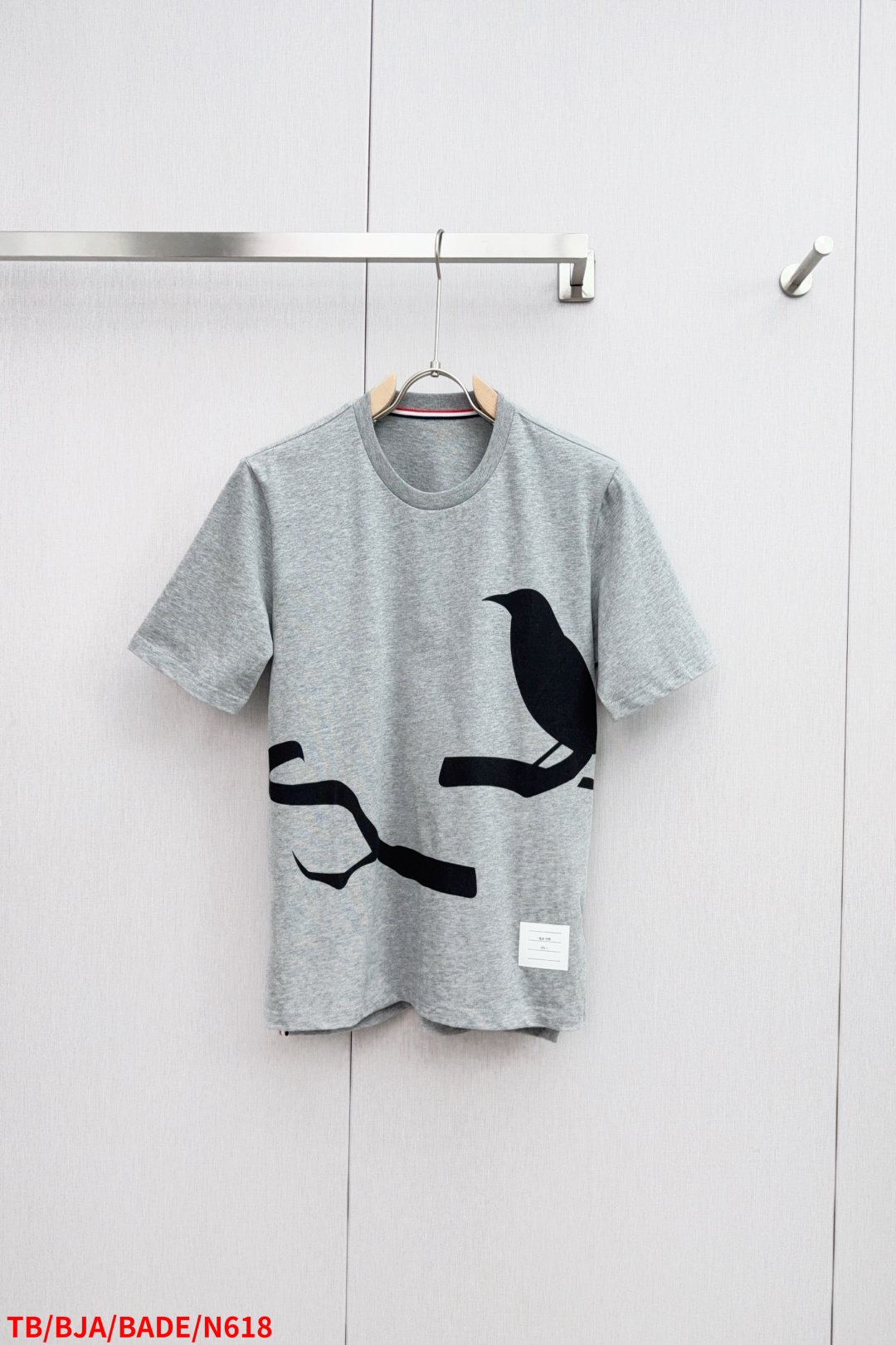 NO:442864,N618 TB Flower and Bird Doodle Round Neck Short Sleeve!  100% plain cotton material is made of pure cotton, which is consistent with zp and has been treated with a softer and more comfortable feel. There are so many TB in detail. These are the production processes that you will know after buying zp and dig deep. We will completely restore them according to zp!  Color gray white digit number 12345 digits complete three standards, T-shirt, alexander wang19860909N618 TB 花鸟涂鸦圆领短袖！百分百平纹纯棉材质,和zp一致经过磨毛工艺处理,手感更加柔软舒适,TB在细节处理上非常之多,这些都是买zp回来深扒才知道的制作工艺,无论原料还是做法我们都完全按照zp还原！ 颜色灰色 白色 码数12345码 三标齐全,,T-shirt,alexander wang,Men's clothing