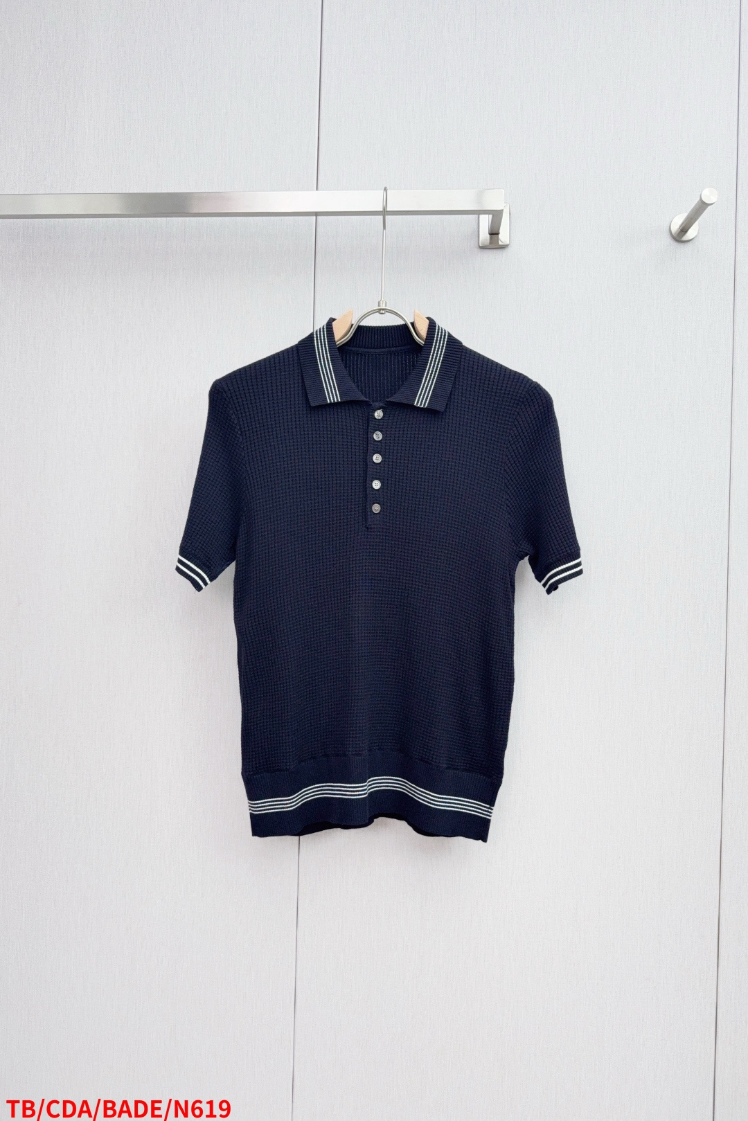 NO:442835,N619 TB Tom Brown The latest pit strip hollow colored strip trim knitted lapel POLO short sleeves, exclusive shipping plaque open chest five-button design, 100% knitted material, consistent with zp, has been treated with woven process, making the feel softer and more comfortable, ensuring that it is not pilled. There are so many details in TB, these are the production processes that you will know after buying zp and dig deep. We will completely restore them according to zp!  1234 yards, thom browne, T-shirt, alexander wang19860909N619 TB 汤姆布朗 最新坑条镂空彩条边饰针织翻领POLO短袖 独家出货门襟开胸五扣设计 百分百针织材质,和zp一致经过磨毛工艺处理,手感更加柔软舒适,保证不起球 TB在细节处理上非常之多,这些都是买zp回来深扒才知道的制作工艺,无论原料还是做法我们都完全按照zp还原！ 码数1234码,,thom browne,T-shirt,alexander wang,Men's clothing