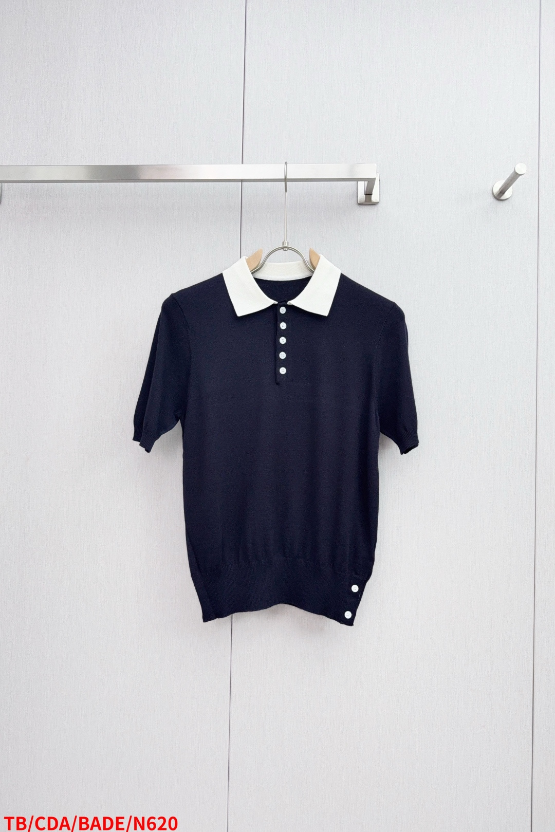 NO:442844,N620 TB Tom Brown Lapel Collar Color-blocked Knitted POLO Selected high-branch wool blended ice silk material, low-saturation gray tone weaving process, and improved breathability by 40. It is cool and smooth in summer. It is woven with Tsudakoma. The needle spacing is precise to 18-needle inches, the texture is clear and unfading, and it will not fade after wearing for a long time. The four-bar striped webbing on the cuffs is seamlessly spliced, the stripe width is accurate, the placket and slit are inlaid with natural mother buckles, the luster is warm, the shoulder line is slightly raised to optimize the head and body ratio, the hem side slit design enhances freedom of movement, taking into account business and casual scenes, the same style as men and women. Size1 2 3 4, 3 full standards,,thom browne,alexander wang19860909N620 TB 汤姆布朗 翻领领拼色针织POLO 精选定织高支羊毛混纺冰丝材质,采用低饱和度灰调色织工艺,透气性提升40,夏季穿着体感清凉柔滑,采用津田驹针织机（Tsudakoma）织造,针距精密至18针英寸,纹理清晰无虚边,久穿不褪色,袖口四杠条纹织带无缝拼接,条纹宽度精确到位,门襟与开衩处镶嵌天然母贝扣,光泽温润,肩线微抬优化头身比,下摆侧开衩设计增强活动自由度,兼顾商务与休闲场景,男女同款 Size1 2 3 4 三标齐全,,thom browne,alexander wang,Men's clothing