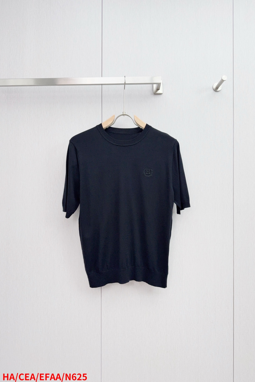 NO:442841,N625 HA Hermes short-sleeved round neck sweater with ribbed edges. Navy wool yarn material. Customized markings on the chest H Made in Italy Material Main fabric: wool Size M-3XL The next day,,hermes,sweaters,T-shirt,alexander wang19860909N625 HA 爱马仕 短袖圆领毛衣.罗纹边缘.海军蓝羊毛纱线材质.胸前饰有定制标示H 意大利制造 材质 主面料: 羊毛 尺码 M-3XL 隔天,,hermes,sweaters,T-shirt,alexander wang,Men's clothing