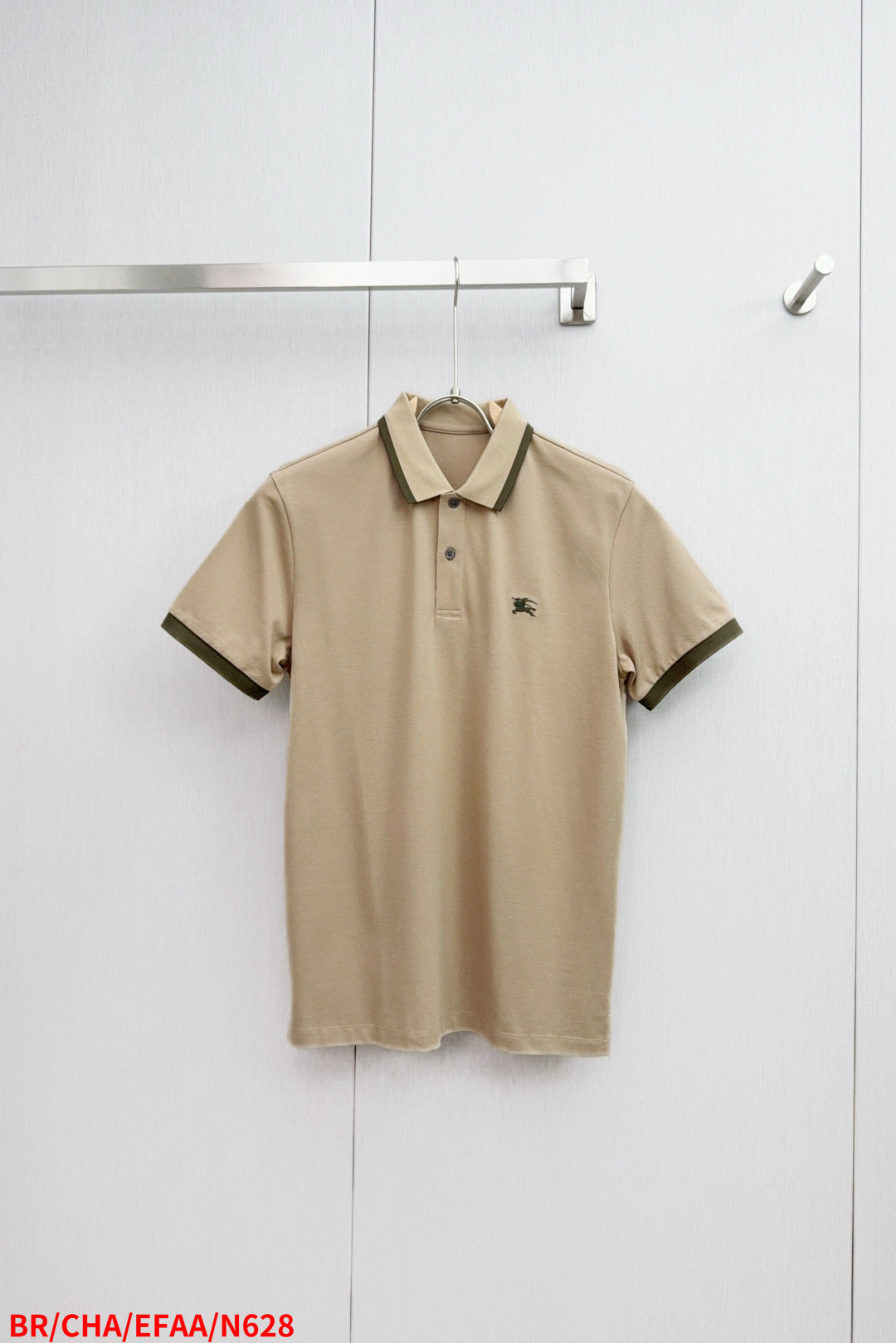 NO:442816,N628 BR Burberry High-end Business White-collar workers A must-have item for individuals in the unit!  Casual business lapel short sleeves, technological comfortable fabric, great body feel, smooth texture and great texture!  Good elasticity, no sense of restraint, the fabric has its own breathable mesh, moisture absorption and sweating, quick drying and keeping it dry, small lapel placket-breasted design, showing a straight posture, not soft pedal, simple style, can be used for business and leisure, highly recommended!  The touch is as smooth as jade silk, clean and neat, and elegant and gentlemanly. The key is the fabric, which is the key to quality control. The feel is extremely delicate and smooth, the fabric has a good gloss and upper body skeleton feel, so you can greet mature and quality men's clothing!  Sweat in summer and dry in seconds, a brand new experience Business commuting and leisure M-3XL The next day, burberry, T-shirt, alexander wang19860909N628 BR 巴宝莉 高端货商务 白领 单位人士必入单品！ 休闲商务翻领短袖,科技舒适面料,体感非常棒,手感顺滑质感很棒！弹性好,无任何束缚感,面料自带透气网孔,吸湿排汗,速干保持干爽,小翻领门襟排扣设计,展露挺拔姿态,不软踏,简约款式,商务休闲都可驾驭,强烈推荐！触感堪比玉蚕丝一样丝滑,干净利落,儒雅绅士风度.高级材质,重点就是面料上,品控的必上,手感极其细腻光滑,面料光泽感和上身骨架感好,打招成熟品质男装！夏天出汗秒干,全新体验 商务通勤休闲 M-3XL 隔天,,burberry,T-shirt,alexander wang,Men's clothing