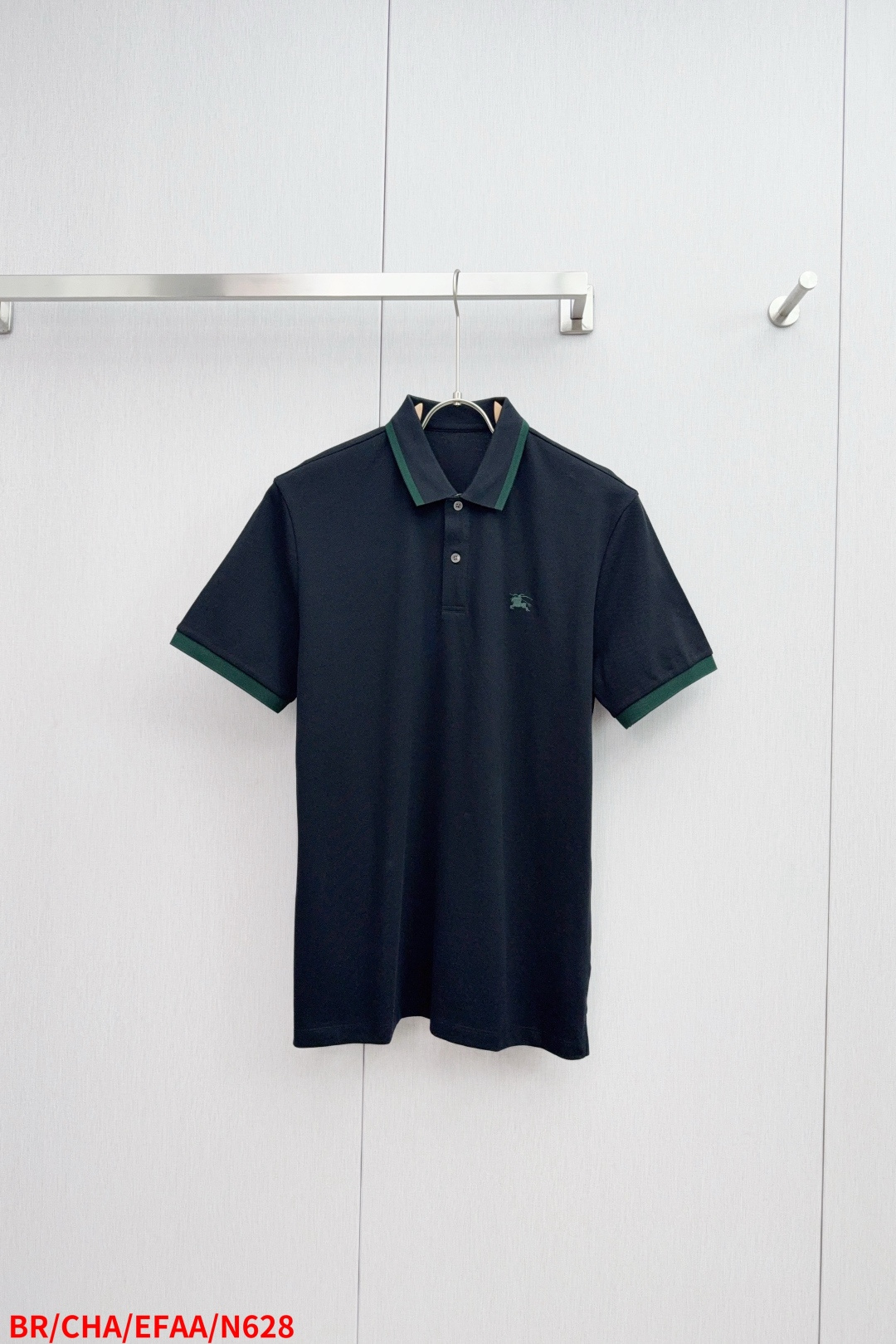 NO:444981,N628 BR Burberry High-end Business White-collar workers A must-have item for individuals in the unit!  Casual business lapel short sleeves, technological comfortable fabric, great body feel, smooth texture and great texture!  Good elasticity, no sense of restraint, the fabric has its own breathable mesh, moisture absorption and sweating, quick drying and keeping it dry, small lapel placket-breasted design, showing a straight posture, not soft pedal, simple style, can be used for business and leisure, highly recommended!  The touch is as smooth as jade silk, clean and neat, and elegant and gentlemanly. The high-end materials are the key to the fabric and quality control. The feel is extremely delicate and smooth, the fabric has a good gloss and upper body skeleton feel, so you can greet mature and quality men's clothing!  Sweat in summer and dry in seconds, a brand new experience Business commuting and leisure M-3XL The next day, burberry, T-shirt, alexander wang19860909N628 BR 巴宝莉 高端货商务 白领 单位人士必入单品！ 休闲商务翻领短袖,科技舒适面料,体感非常棒,手感顺滑质感很棒！弹性好,无任何束缚感,面料自带透气网孔,吸湿排汗,速干保持干爽,小翻领门襟排扣设计,展露挺拔姿态,不软踏,简约款式,商务休闲都可驾驭,强烈推荐！触感堪比玉蚕丝一样丝滑,干净利落,儒雅绅士风度.高级材质,重点就是面料上,品控的必上,手感极其细腻光滑,面料光泽感和上身骨架感好,打招成熟品质男装！夏天出汗秒干,全新体验 商务通勤休闲 M-3XL 隔天,,burberry,T-shirt,alexander wang,Men's clothing