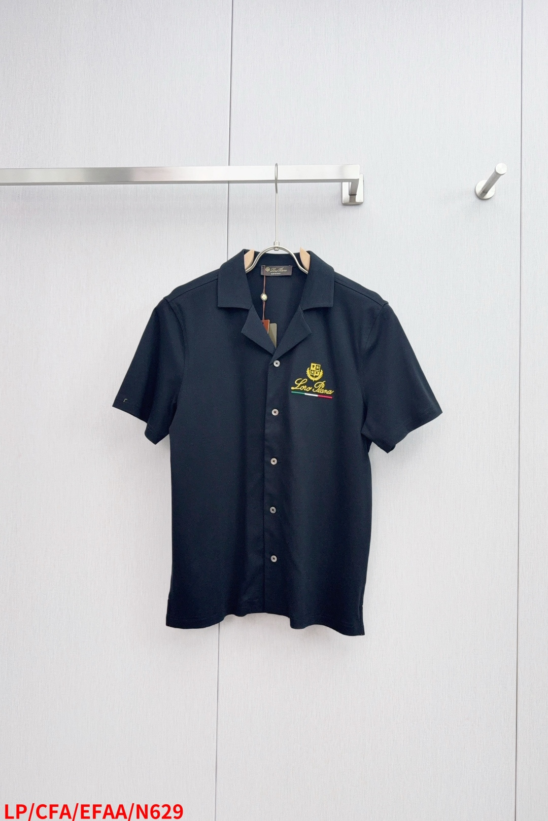 NO:442824,N629 LP 1965ss official website new short-sleeved shirt shirt, exquisite craftsmanship, high-end version, customized fabric, high breathability and comfort, finely crafted, impeccable details, custom logo lettering buttons, complete three marks. Brand elements design concept reflects high quality. The feel is delicate and soft!  It is casually cut, with a great upper body style!  Number of code M-XXXL The next day, loro piana,shirts,T-shirt,alexander wang19860909N629 LP 1965ss官网新款短袖 衬衫 衬衣,精美工艺 高端版本,定制面料 透气舒适度高,精工制作,细节处理完美无可挑剔,定制logo刻字纽扣,三标齐全.品牌元素设计理念,体现高品质.手感细腻柔软！呈现休闲裁剪,上身版型超赞！码数M-XXXL 隔天,,loro piana,shirts,T-shirt,alexander wang,Men's clothing