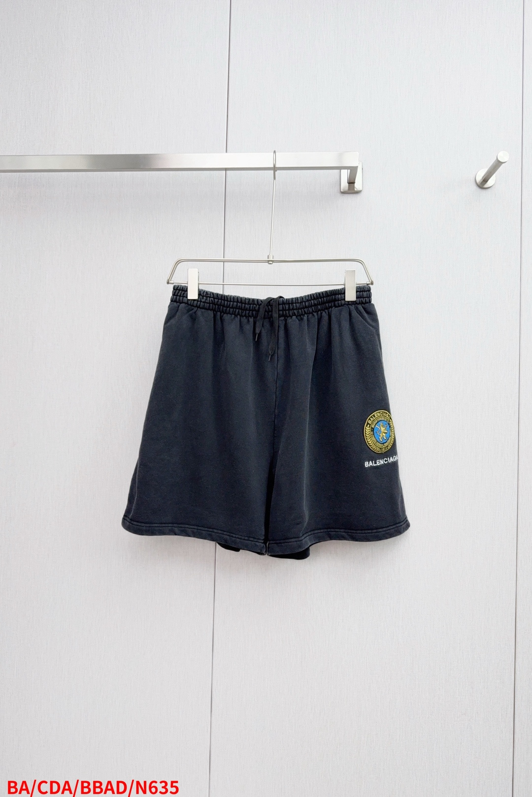 NO:445038,N635 BABalenciaga lion label embroidery pattern Craft description fabric is made of 16S double yarn S fish scale bottom grinding fabric, 380g, the terry is composed of three threads, veil, tying, and bottom yarn. The embroidery on both sides of the sleeve adopts tatami craftsmanship, forming a full, floating and undulating effect, adding the three-dimensional texture of the pattern. Through precision calculations, the edge is processed according to the original pattern. The letters adopt precision needle embroidery process; the embroidery is very fine and dense, the pattern is clear and the line feel is strong. The line is combined with encryption processing, and the embroidery body has a subtle matte visual texture; the embroidery effect is three-dimensional and full. The overall thread is straight and delicate, the fabric is comfortable and soft, and the color is consistent and has no color difference. It can be matched with the same style to create a fashionable shape, control various occasions, customize auxiliary materials, complete three standards, the same style for men and women!  Gram 440g Size1-2-3-4 Complete three standards, balenciaga, alexander wang19860909N635 BABalenciaga 狮标刺绣图案 工艺说明面料采用16S双纱S鱼鳞底磨毛面料,380g,毛圈是三线是面纱,绑纱,底纱所组成的.衣袖两侧章仔刺绣采用榻榻米工艺,形成了饱满浮突有起伏效果,增添了图案的立体质感.透过的精密计算,根据原版图案切割后包边处理.字母采用精密挨针绣工艺；刺绣非常精细针法绵密,图案清晰且线条感和立体感强.亚麻材质绣线结合加密处理,绣体具有微妙的哑光视觉质感；刺绣效果立体饱满.整体走线平直细腻,面料舒适柔软,颜色一致无色差 能与同款搭配营造时尚造型,驾驭各种场合,定制辅料,三标齐全,男女同款！ 克重440克 Size1-2-3-4 三标齐全,,balenciaga,alexander wang,Men's clothing