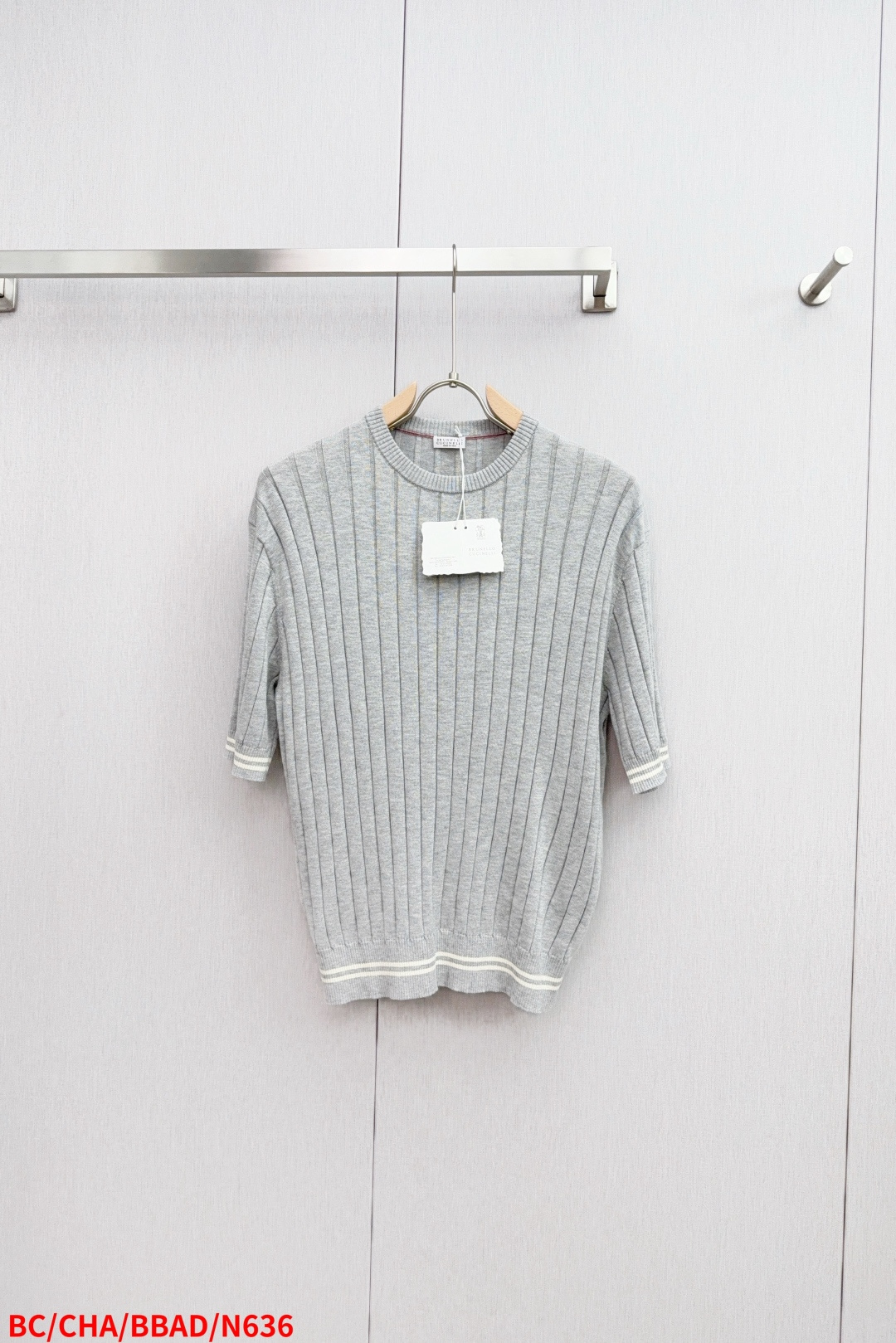 NO:445018,The simple style of the new exquisite T-shirt of N636 BC 25ss new style. The linen and cotton flat rib knitted finish presents a faint natural pattern, which forms a beautiful contrast with the contrasting color and edges of the cuffs and hem, allowing you to show your temperament in spring and summer. The standard style enhances the comfort of wearing. S.M.L. Three standards are complete, brunello cucinelli,tees, t-shirt, alexander wang19860909N636 BC 25ss新款精致T恤衫的简约风格.麻棉平罗纹针织饰面上呈现出淡淡的自然斑纹,与袖口、下摆的撞色收边形成精美对比,让您在春夏季可以Brunello Cucinelli的纯正风格彰显气质.而标准版型则提升了穿着的舒适感. 码数S.M.L. 三标齐全,,brunello cucinelli,tees，t-shirt,alexander wang,Men's clothing