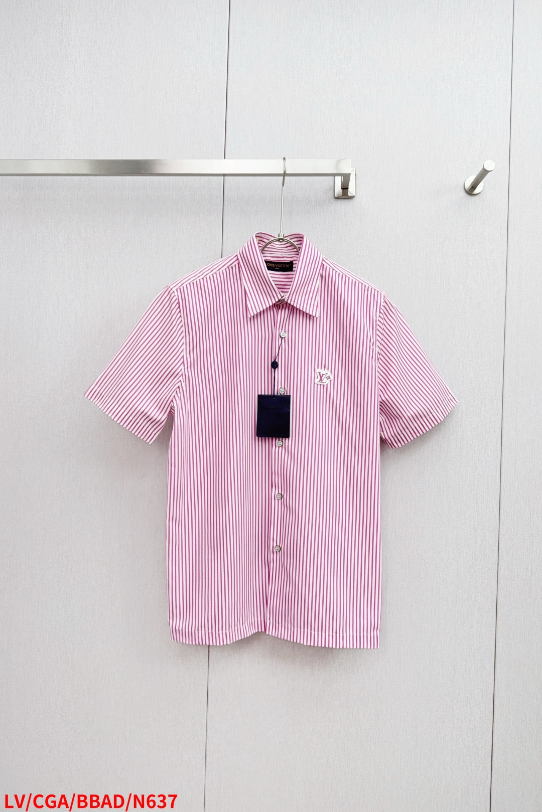 NO:445019,N637 LVLouisVuitton, the latest summer model, available at the same time, original single product, fashionable and casual short-sleeved shirt, very distinctive on the upper body!  Eye-catching and highlighted, imported original fabric, top-level printed glue craft letter pattern decoration logo, original hardware and auxiliary materials decoration, simple but not lacking in fashion, classic and atmospheric, comfortable and breathable, handsome and stylish, S-XL three-standard, louis vuitton, louis vuitton, louis vuitton, T-shirt, alexander wang19860909N637 LVLouisVuitton 路易威登,夏季最新款,同步有售,原单狠货,时尚休闲短袖衫衫,上身很有特点！吸睛而有亮点,进口原版面料,顶级印胶工艺字母图案装饰Logo,原版五金辅料装饰,简单而不失时尚,经典大气,舒适透气,上身帅气有型,码数S-XL 三标齐全,,louis vuitton,louis vuitton,louis vuitton,T-shirt,alexander wang,Men's clothing