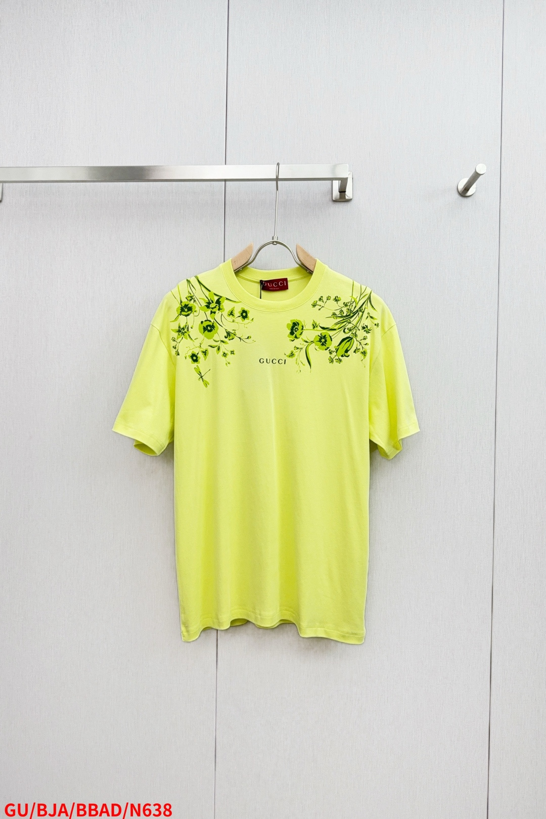 NO:445025,N638 GUGucci Spring and Summer New Candy Flower Print, You need to wear beautiful short-sleeved sleeves in summer. This flower print is so beautiful that I am so poor. Sisters, look at this fairy. The oil painting feels full of flowers and flowers directly hit my heart, like wearing Monet Garden on my body. The fresh candy color is gentle to the bones. The large retro contrasting color print is sweet and spicy, and the loose style covers the meat. It is a sweet girl's ceiling with denim. It is a girl with oil painting. The pure cotton fabric is soft and super breathable. It will not sweat at all when worn in summer. It is beautiful when worn alone. The most treasured item in the wardrobe is the one. SML, complete with three codes, gucci, T-shirt, alexander wang19860909N638 GUGucci春夏新款糖果色花朵印花,夏天就要穿好看的短袖呀,这件花朵印花短袖美到我词穷,姐妹们快看这件神仙,满屏油画感花朵直接戳中我的心,像把莫奈花园穿在了身上,新鲜的糖果色系温柔到骨子里,大朵复古的撞色印花,又甜又辣氛围感拉满,宽松版型遮肉一绝,配牛仔是甜妹天花板,搭直接变油画少女,纯棉面料软乎乎的超透气,夏天穿完全不会闷汗,单穿叠穿都绝美,衣柜里最出片的宝藏单品非它莫属. 码数SML 三标齐全,,gucci,T-shirt,alexander wang,Men's clothing