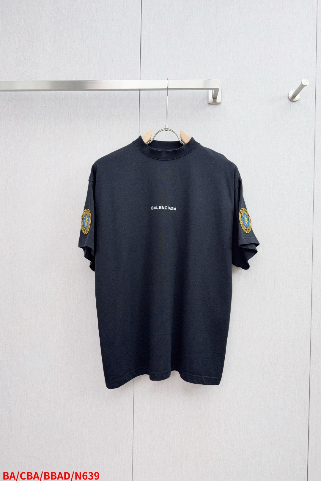 NO:445044,N639 BABLCG early autumn Balenciaga & Manchester United joint embroidered seals wash water to create old short sleeves, old texture black T, simple but unruly, the balenciaga brand logo and cuff Manchester City joint badge on the chest, low-key and luxurious feeling full~ The side badge design of the same color shorts instantly improves fashion, and the high-end atmosphere is hard to grasp, no matter whether you go out or exercise, wear it, easily become the focus of the crowd, fashion is soaring all the way, cool cover must be available Color wash water black Size 0-1-2-3 Complete three standards,,balenciaga,balenciaga, shorts,T-shirt,alexander wang19860909N639 BABLCG早秋巴黎世家&曼联联名刺绣章仔洗水造旧短袖,做旧质感黑T,简约却透着不羁,胸前balenciaga品牌标识和袖口曼城联名徽章,低调奢华感拉满~同色系短裤侧边徽章设计,瞬间提升时尚度,高级氛围感狠狠拿捏不管出街还是运动,穿上它,轻松成为人群焦点,时尚度一路狂飙,酷盖必备呀 颜色洗水黑 尺码0-1-2-3 三标齐全,,balenciaga,balenciaga,shorts,T-shirt,alexander wang,Men's clothing