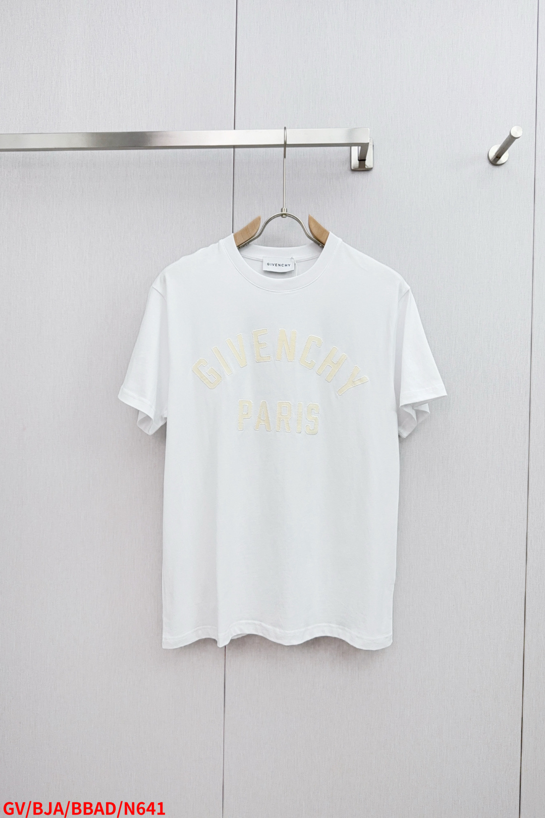 NO:445017,N641 GV Givenchy letter embroidered short-sleeved T-shirt, the same style as men and women, and is released on the official website at the same time!  The GV from high-end customs to high streets has captured the hearts of a large number of young people. Classic, fashionable and noble have always been the style of GV. You can also feel its unique design from this short-sleeved style!  This T-shirt is made of customized pure cotton. The fabric feels thick, sluggish and heavy. It has a soft texture and excellent breathability. It can be matched across spring, summer, autumn and winter!  Size S-XL complete three standards, given, T-shirt,tees,t-shirt,alexander wang19860909N641 GV Givenchy 字母刺绣短袖T恤,男女同款,同步官网发售！从高定走向高街的GV,俘获大量年轻人的心,经典、时髦、高贵,一直是GV的风格所在,从这款短袖中也能感受它的独特设计！这款T恤衫精选客供定制纯棉材质制成,面料手感厚实垂顺克重足,质感柔软舒适透气性极佳,可横跨春夏秋冬四季搭配！ 尺码S-XL 三标齐全,,givenchy,T-shirt,tees，t-shirt,alexander wang,Men's clothing