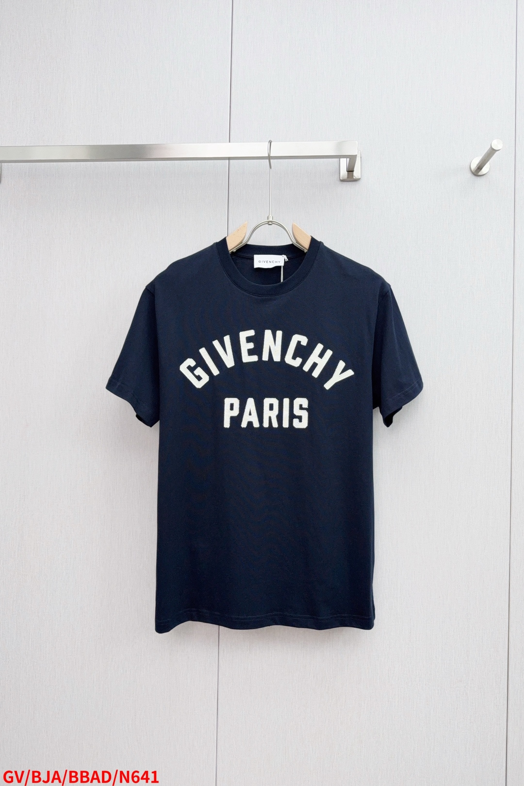 NO:445023,N641 GVGivenchy letter embroidered short-sleeved T-shirt, same style as men and women, and is released on the official website at the same time!  The GV from high-end customs to high streets has captured the hearts of a large number of young people. Classic, fashionable and noble have always been the style of GV. You can also feel its unique design from this short-sleeved style!  This T-shirt is made of customized pure cotton. The fabric feels thick, sluggish and heavy. It has a soft texture and excellent breathability. It can be matched across spring, summer, autumn and winter!  Size S-XL complete three standards, given, T-shirt,tees,t-shirt,alexander wang19860909N641 GVGivenchy 字母刺绣短袖T恤,男女同款,同步官网发售！从高定走向高街的GV,俘获大量年轻人的心,经典、时髦、高贵,一直是GV的风格所在,从这款短袖中也能感受它的独特设计！这款T恤衫精选客供定制纯棉材质制成,面料手感厚实垂顺克重足,质感柔软舒适透气性极佳,可横跨春夏秋冬四季搭配！ 尺码S-XL 三标齐全,,givenchy,T-shirt,tees，t-shirt,alexander wang,Men's clothing