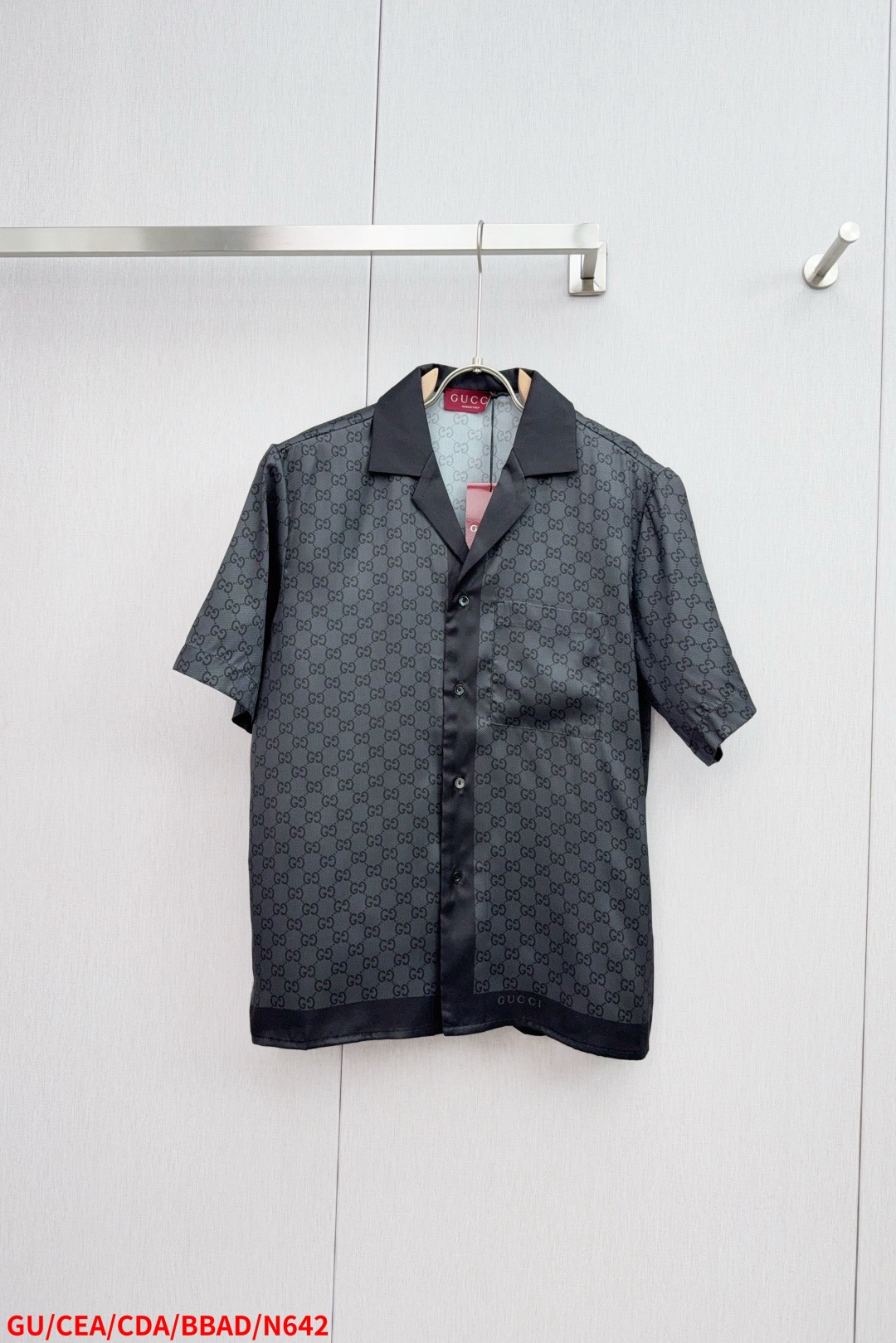 NO:445004,Tops N642 GUGucci 25 new letters are full of prints. It uses smooth fabrics, which makes the body feel more comfortable, positioning, cutting, pattern, time-consuming and scrap. The overall print is three-dimensional and full, and it looks fashionable and fashionable. It is perfect for both the outside and the inside, and the same style as men and women!  SizeSMLXL complete three specifications, can be sold, gucci, gucci, alexander wang19860909上衣 裤子 N642 GUGucci 古驰 25新款字母满印满印 采用爽滑面料,体感更舒服,定位裁剪,対格,费时又废料,整体印花立体饱满,穿出潮流时尚,外搭内穿都完美,男女同款！ SizeSMLXL 三标齐全 可拆卖,,gucci,gucci,alexander wang,Men's clothing