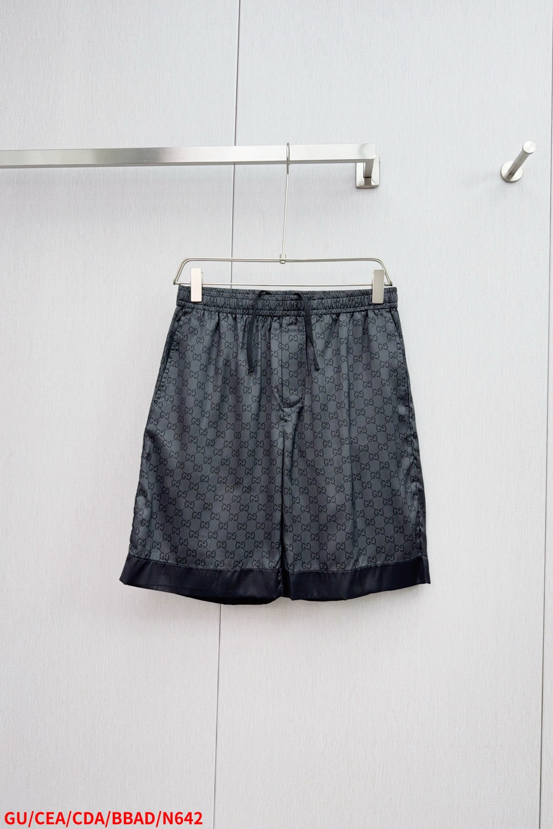 NO:444995,Tops N642 GUGucci 25 new letters and shorts are printed with smooth fabrics, which make the body feel more comfortable, positioning, cut, styling, time-consuming and scrap. The overall print is three-dimensional and full, and it looks fashionable and fashionable. It is perfect for both the outside and the inside, and the same style as men and women!  SizeSMLXL complete three specifications, can be sold, gucci, gucci, shorts, alexander wang19860909上衣 裤子 N642 GUGucci 古驰 25新款字母满印满印短裤 采用爽滑面料,体感更舒服,定位裁剪,対格,费时又废料,整体印花立体饱满,穿出潮流时尚,外搭内穿都完美,男女同款！ SizeSMLXL 三标齐全 可拆卖,,gucci,gucci,shorts,alexander wang,Men's clothing