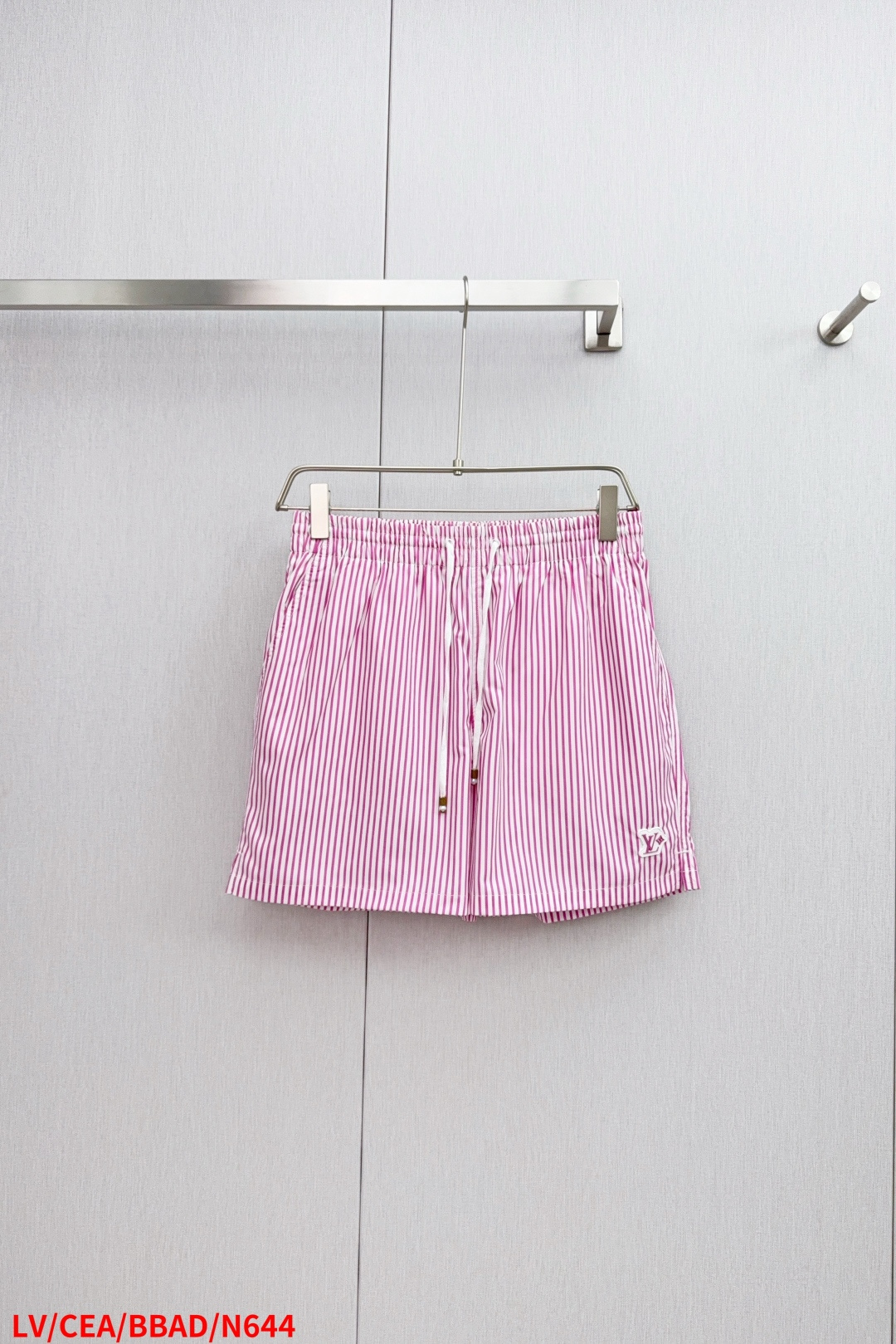 NO:445013,N644 LV FW early autumn new cotton short-sleeved striped shirt Monogram jacquard paving background, bright green striped print rich visual layers Chest LV Flower Rubber patches Pearl buttons with metal base Classic style Same style S M L XL Sizes S M L XL Full three standards,,louis vuitton,T-shirt,alexander wang19860909N644 LV FW早秋新款 棉质短袖条纹衬衣 Monogram 提花铺陈背景, 亮绿条纹印花丰富视觉层次 胸前 LV Flower 橡胶贴饰 珠光纽扣,配有金属底座 经典版型 男女同款 尺码S M L XL 三标齐全,,louis vuitton,T-shirt,alexander wang,Men's clothing