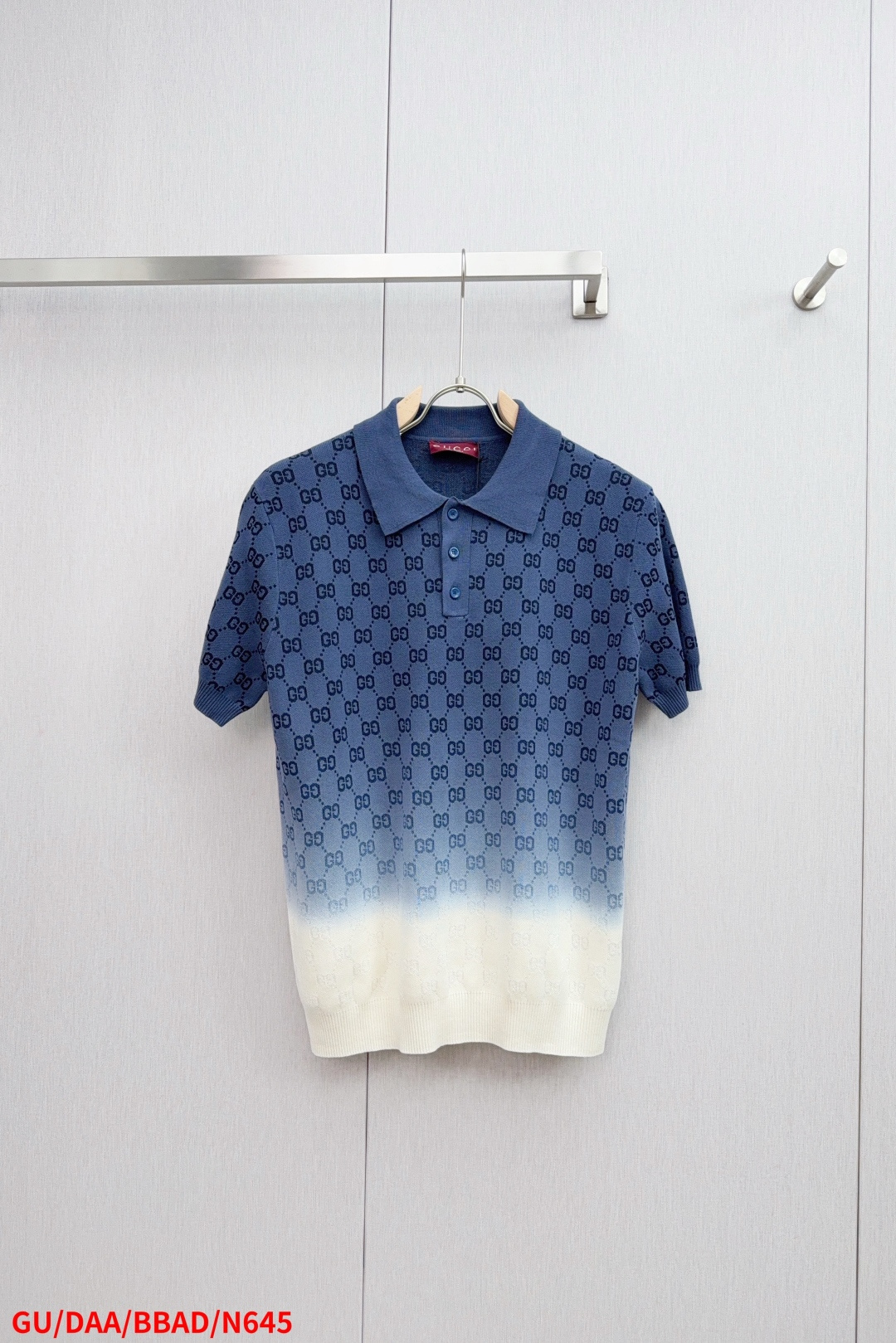 NO:445024,N645 GUGUCCI dyed jacquard POLO shirt ●14600 purchased and developed ●Fabric combed cotton fabric ●Craft jacquard production ●Fit fit style ●Gram weight about 485 grams ●Size S-XL ●Description wool material is made of 40s combed cotton 80 40s silk 20 twisting, using a 14-pin imported wool loom for jacquard technology, the whole piece of clothing is positioned in all directions, and the single piece takes 280 minutes, and then the dyed dye is used for the dyeing process. The loss is very large, after dyeing, drying, the overall wiring is straight and delicate, the fabric is comfortable and soft, the color is consistent and there is no color difference, and it can be matched with the same style to create a fashionable shape, control various occasions, customize auxiliary materials, complete three standards, the same style for men and women!  ,gucci,real silk,alexander wang19860909N645 GUGUCCI 吊染提花POLO衫 ●14600购入开发 ●面料精梳棉面料 ●工艺提花制作 ●版型合身版型 ●克重约485克 ●尺码S-XL ●描述毛料采用40s精梳棉80 40s真丝20加捻,运用14针进口毛织机进行提花工艺,整件衣服全方位定位提花工艺,单件耗时280分钟,再采用阿苏特染料进行吊染工艺,损耗非常大,染后烘干、整体走线平直细腻,面料舒适柔软,颜色一致无色差,能与同款搭配营造时尚造型,驾驭各种场合,定制辅料,三标齐全,男女同款！,,gucci,real silk,alexander wang,Men's clothing