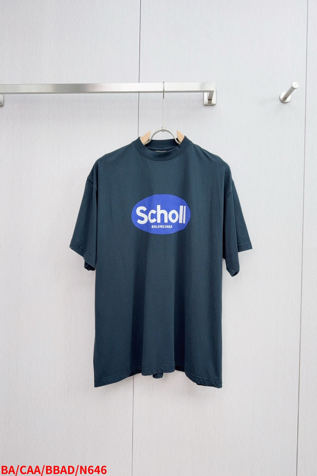 NO:445007,N646 BABalenciaga Smooth printed short sleeves Craft description uses 24S double yarn retro jersey fabric, 185g; matched with 32S double yarn 1*1 thread, 270g.24S fabric is a medium-coarse yarn, suitable for creating thick and crisp fabrics, with a slightly rough texture, which conforms to the 'natural original' effect pursued by retro style. According to the original development of the powder slurry process, the powder slurry is a slurry between water slurry and glue. Different from the thick feeling of glue printing, the powder slurry process is soft when kneaded, and the pattern can be moderately stretched with the cloth surface, and the matte surface has a certain particle touch. The overall line is straight and delicate, the fabric is comfortable and soft, and the color is consistent and has no color difference. It can be matched with the same style to create a fashionable shape, control various occasions, customized auxiliary materials, complete three standards, the same style for men and women!  Color black Size 0-3 Complete three standards, balenciaga, T-shirt, alexander wang19860909N646 BABalenciaga 爽健印花短袖 工艺说明采用24S双纱复古平纹针织面料,185g；搭配32S双纱1*1 螺纹,270g.24S面料属于中等偏粗的纱线,适合打造厚实、挺括的面料,质感略带粗糙感,符合复古风格追求的“自然原始”效果.根据原办开发粉浆工艺,粉浆是介乎水浆与胶浆之间的一种浆料.区别于胶浆印花的厚实感,粉浆工艺布面揉搓起来比较柔软,图案可以随布面适度拉伸,哑面有一定的颗粒触感.整体走线平直细腻,面料舒适柔软,颜色一致无色差 能与同款搭配营造时尚造型,驾驭各种场合,定制辅料,三标齐全,男女同款！ 颜色黑色 尺码 0-3 三标齐全,,balenciaga,T-shirt,alexander wang,Men's clothing