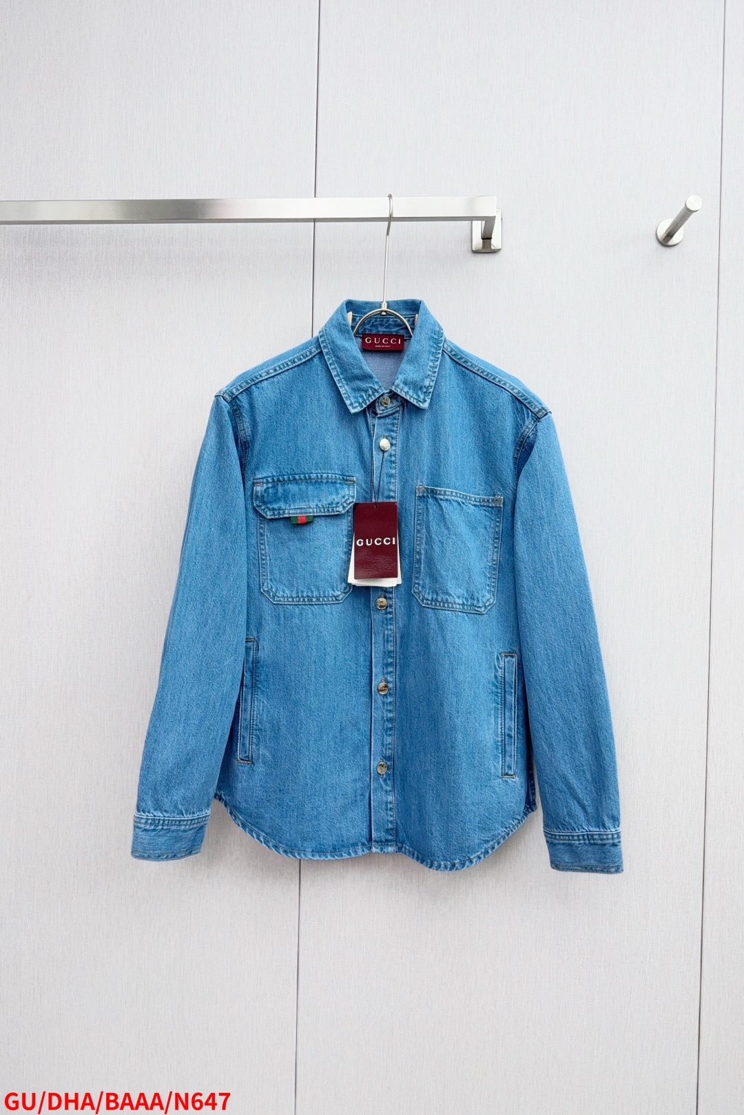 NO:445012,N647 GUGUCCi 25 new loose-fit denim This is GUCC's new interpretation of denim clothing, adding charm to daily styles with implicit and restrained details. This loose-fit is made of certified cotton denim fabric, with red and green webbing details embellished in the pockets, showing a unique style. It is more suitable for matching with the same style, highly recommended!  Denim S-XL with three standards. The next day, gucci, alexander wang19860909N647 GUGUCCi 25新款宽松版型牛仔 这款是GUCC 焕新演绎丹宁服饰,以含蓄内敛的细节为日常造型平添魅力.这款宽松版型以认证棉质丹宁面料匠心打造,口袋处缀饰红绿织带细节,尽显别样风采.与同款搭配更配,强烈推荐！ 牛仔尺码S-XL 三标齐全 隔天,,gucci,alexander wang,Men's clothing