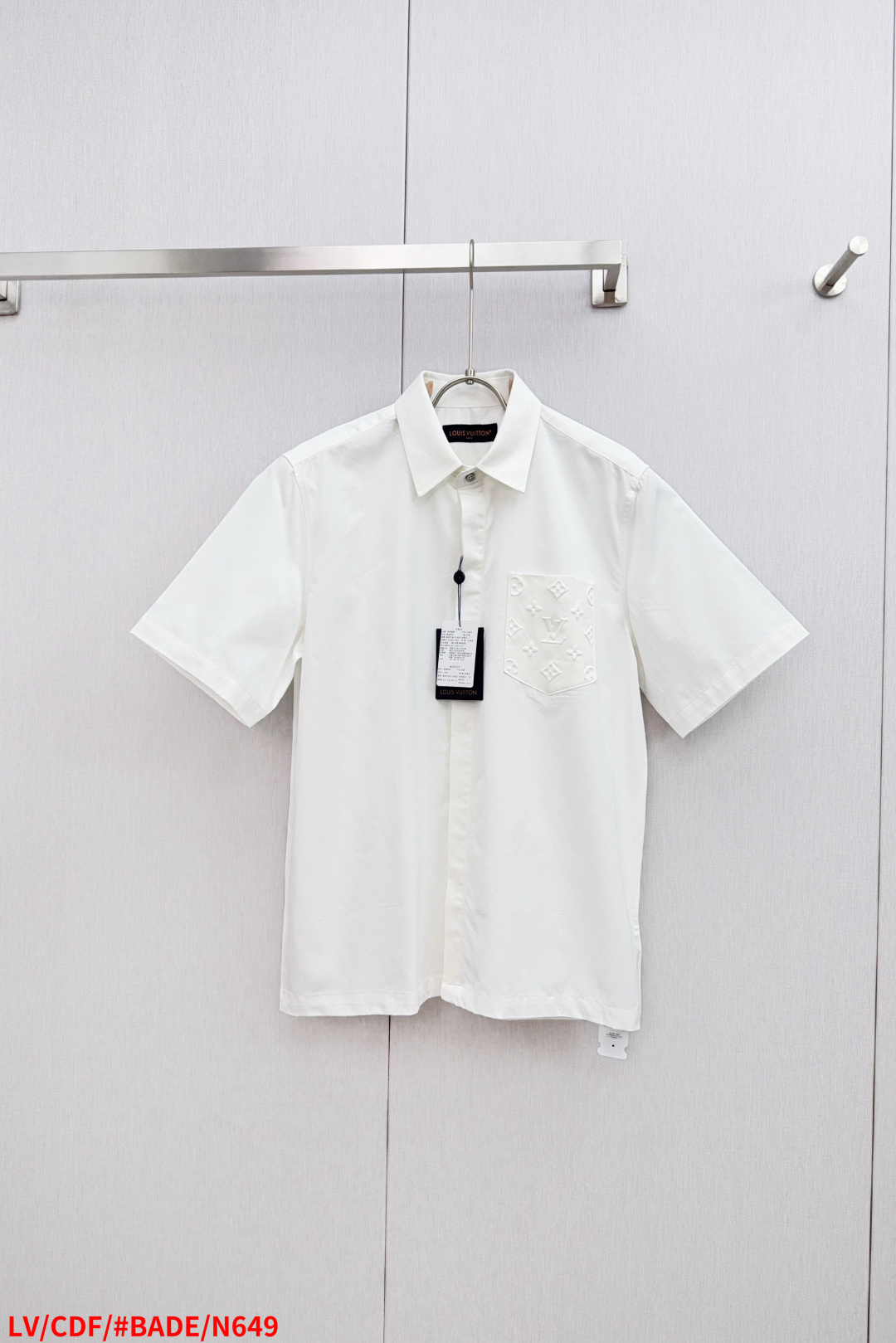 NO:445043,N649 LV 25SS MONOGRAM pocket short-sleeved shirt Customized 50 high-density cotton satin 75D high-temperature lining S-XL three-standard complete The next day,,louis vuitton,shirts,T-shirt,silk fabric,alexander wang19860909N649 LV 25SS MONOGRAM口袋短袖衬衫 定制50支高密度棉质绸缎 75D高温衬布 尺寸S-XL 三标齐全 隔天,,louis vuitton,shirts,T-shirt,silk fabric,alexander wang,Men's clothing