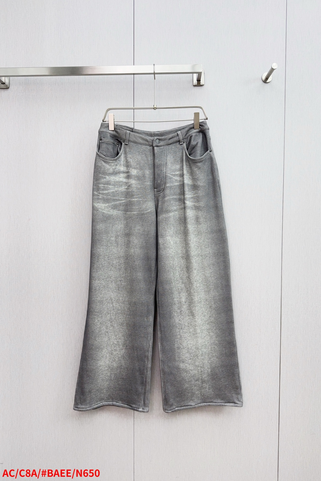 NO:445039,N650 ACAcne Studios*25SS Grey old washing trousers 380G fish scale pattern bottom pure cotton knitted fabric uses high gram weight pure cotton knitted grey fabric, which forms a three-dimensional texture through special fish scale pattern weaving process, giving the fabric a unique texture density and clarity. Gram (380gm) ensures the drape of the trousers and the wearability of autumn and winter, while maintaining the breathable elasticity of the knitted. Size34 36 38 40 Complete three standards The next day,,acne studios,dior,alexander wang19860909N650 ACAcne Studios*25SS 灰色做旧洗水卫裤 定织380G鱼鳞纹底纯棉针织面料采用高克重纯棉针织坯布,通过特殊的鱼鳞纹编织工艺形成立体肌理,赋予面料独特的纹理密度与挺括性.克重（380gm）确保裤装垂坠感与秋冬适穿性,同时保持针织的透气弹性.  Size34 36 38 40 三标齐全 隔天,,acne studios,dior,alexander wang,Men's clothing