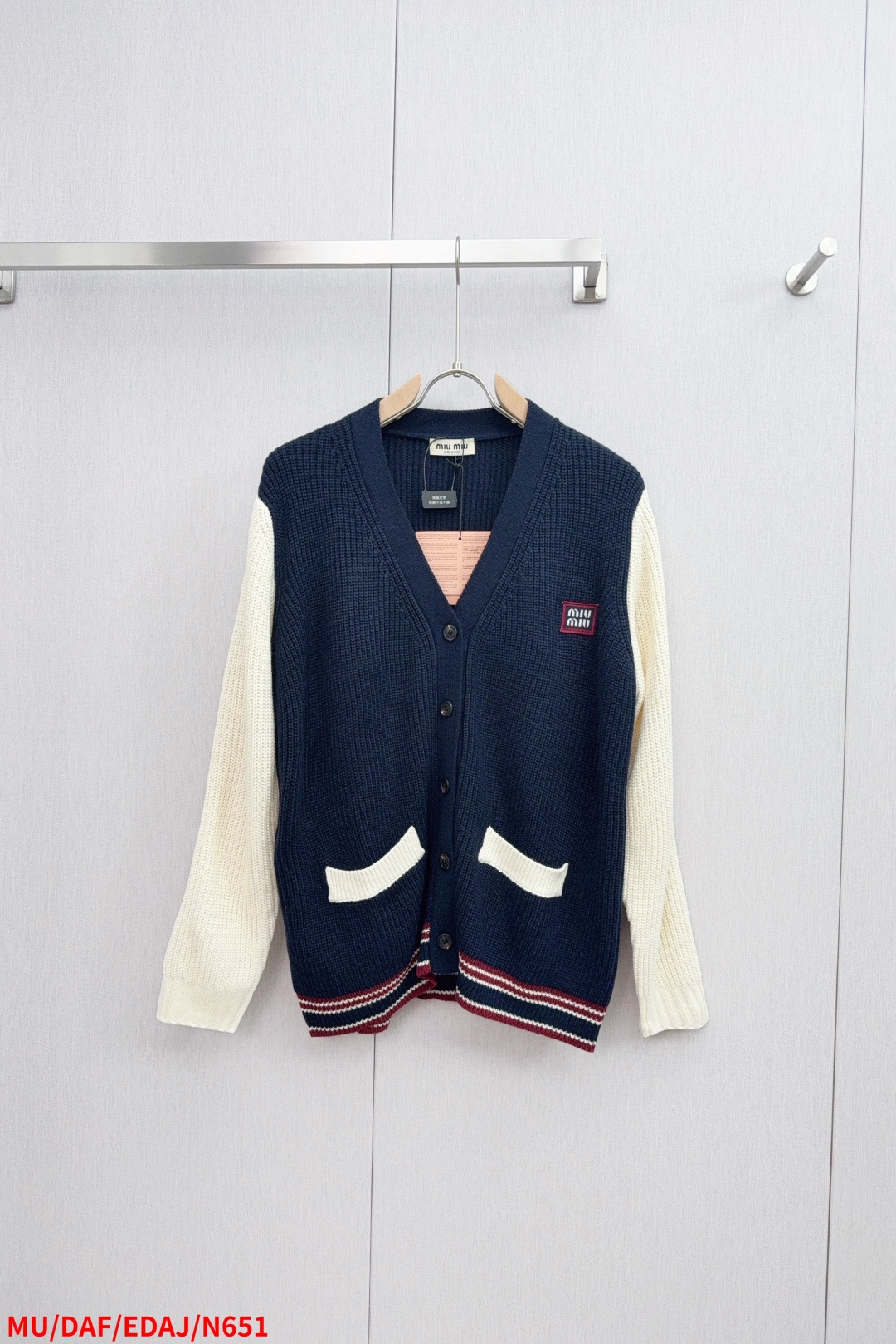 NO:444990,N651 MUMiu Miu exclusively supplies new original single men's casual autumn and winter sweater jackets. High-end customization. High-end version. Fashionable and versatile imported fabrics. Super soft and delicate touch. Comfortable skin-friendly and comfortable. High-end boutique. OEM factory made the top body very good. Men's must-have items. Three standards are complete. Number of codes 38-40-42-44. The next day,,miumiu, jackets & coats,sweaters,alexander wang19860909N651 MUMiu Miu缪缪独家专供新款原单男士休闲秋冬毛衣外套 高端定制 高端版本 时尚百搭爆款进口面料 手感超柔软细腻 穿着亲肤舒适 高端精品 代工厂精细做上身非常赞 男士必备单品 三标齐全 码数38-40-42-44 隔天,,miumiu,jackets & coats,sweaters,alexander wang,Men's clothing