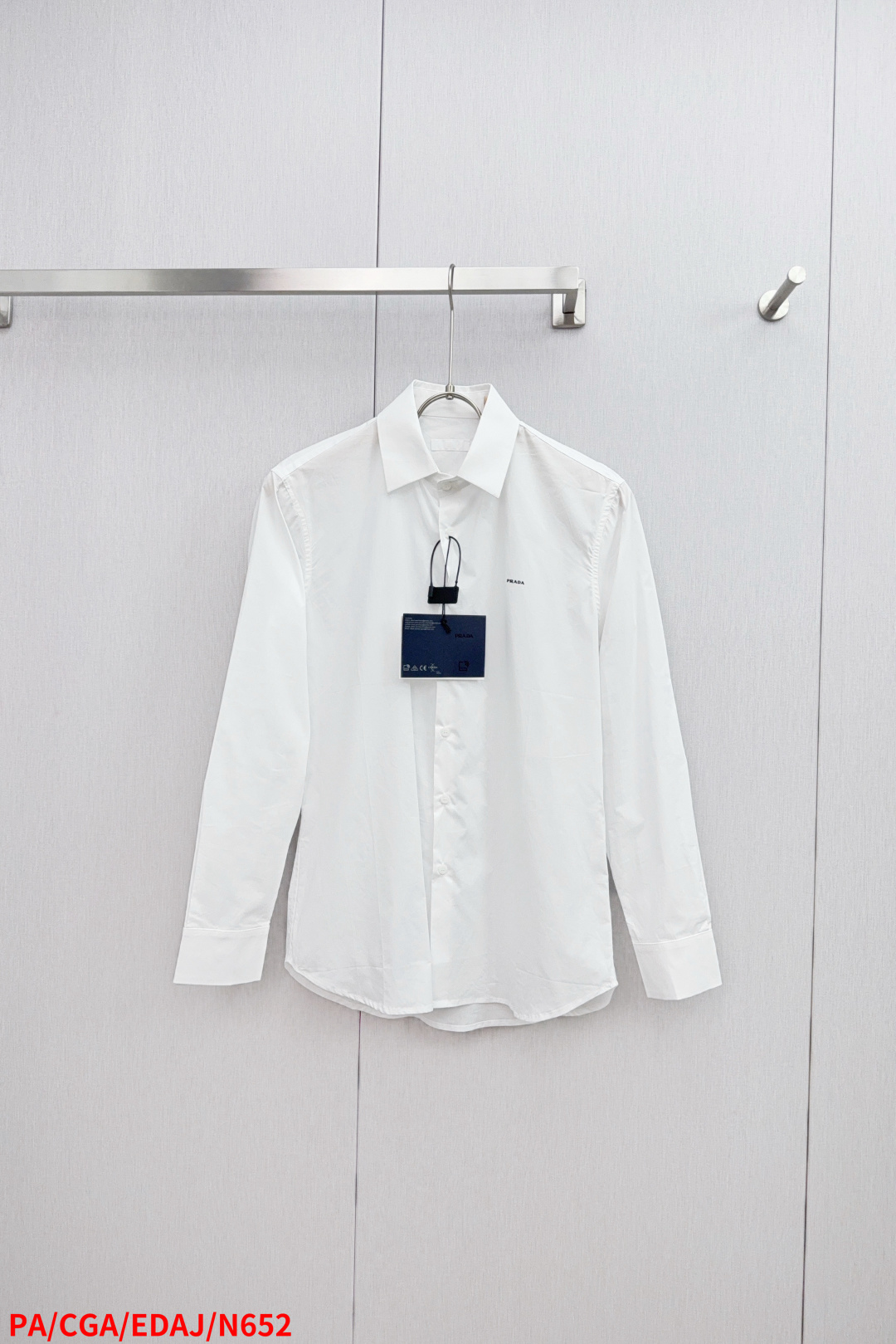 NO:445033,N652 PAPrada, small-label nylon decorating shirt The fabric is made of 100 threads of Tianshi A100 fabric. This fabric is made of fixed-woven fabric, which makes the upper body feel very breathable and comfortable, even for summer outfits. The auxiliary material decorating pictures are customized with imported nylon materials, with a thickness of 0.01, which is thinner than printing, and at the same time presents the three-dimensional feeling of the decorating pictures. The buttons are made of natural resin buttons, and the neckline is thin and the special thickened lining is thin, which is very perfect. This square-shaped cotton shirt releases the charming charm of relaxedness and relaxation, and exudes a modern and elegant atmosphere. The buttons and the triangle logo of the fabric embellish the simple and exquisite lines. Size S-XL, complete three-standard, the next day,,prada,shirts,alexander wang19860909N652 PAPrada、小标尼龙烫画衬衫 面料采用100支天丝A100面料,该款面料采用定织面料,上身效果非常透气与舒适即使是夏天穿搭也不闷染. 辅料烫图采用进口尼龙材料定做,0.01厚度,比印还薄的一款工艺,同时又呈现出烫图的立体感.纽扣采用天然树脂纽扣,领口衬薄采用特种加厚衬薄,立体感非常完美. 这款方正廓形的棉质衬衫释放轻松自在的迷人魅力,散逸摩登优雅气息.钮扣与织物三角形徽标点缀简约而精致的线条. 尺码S-XL 三标齐全 隔天,,prada,shirts,alexander wang,Men's clothing